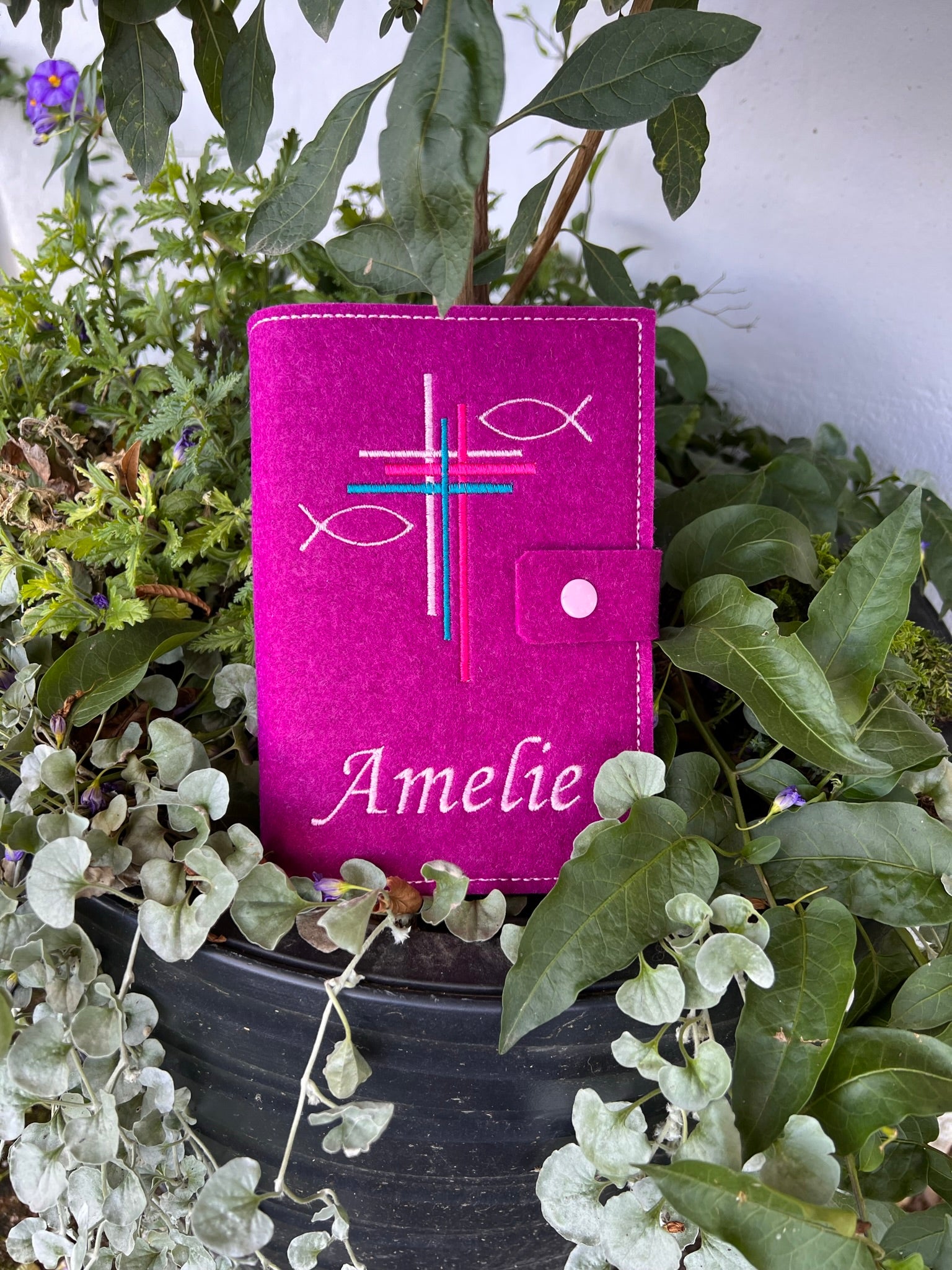 Gotteslobhülle in Pflanzenkübel