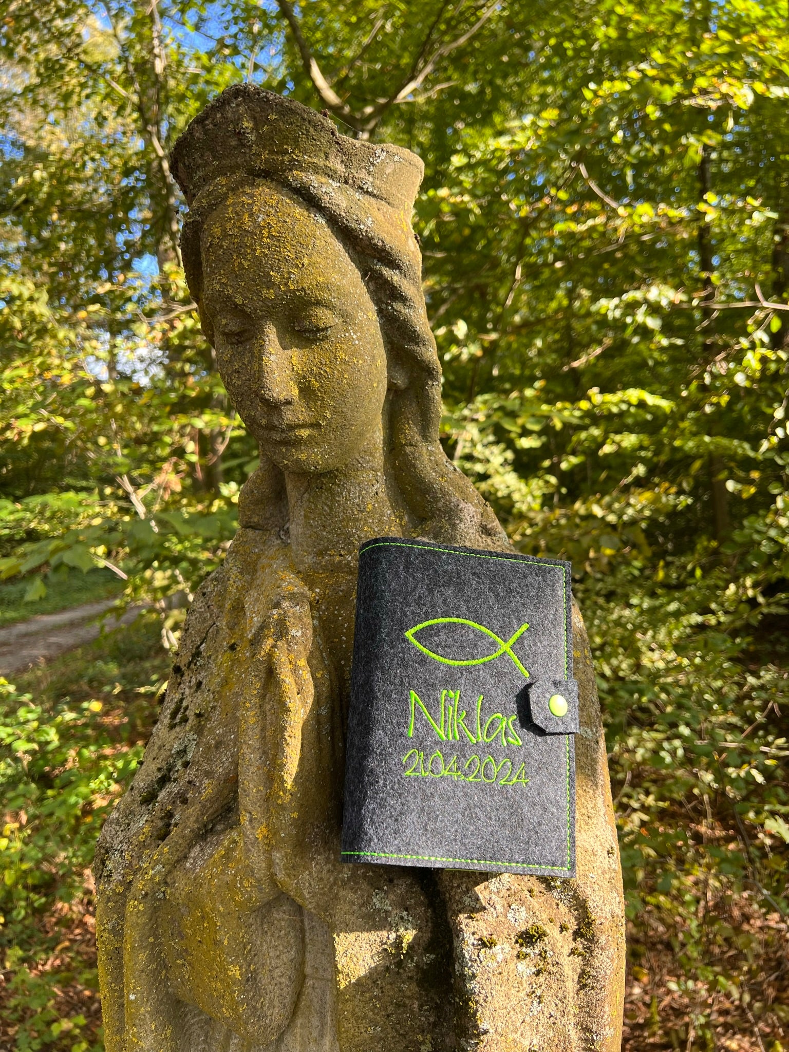 Gotteslobhülle an Maria-Statue