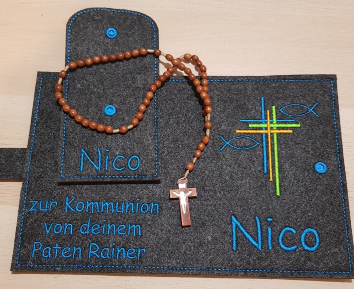 Gotteslobhülle mit Namen aus Filz mit Namen und Rosenkranztasche und Rosenkranzkette.