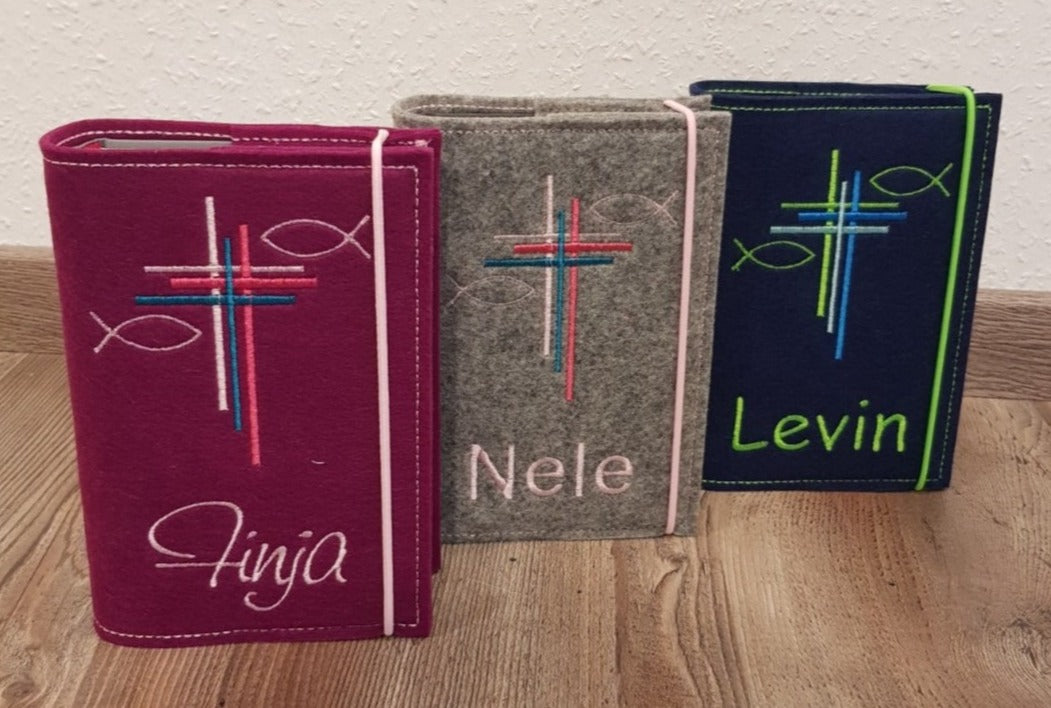 Verschiedene Gotteslobhüllen mit Namen mit Kreuzmotiv