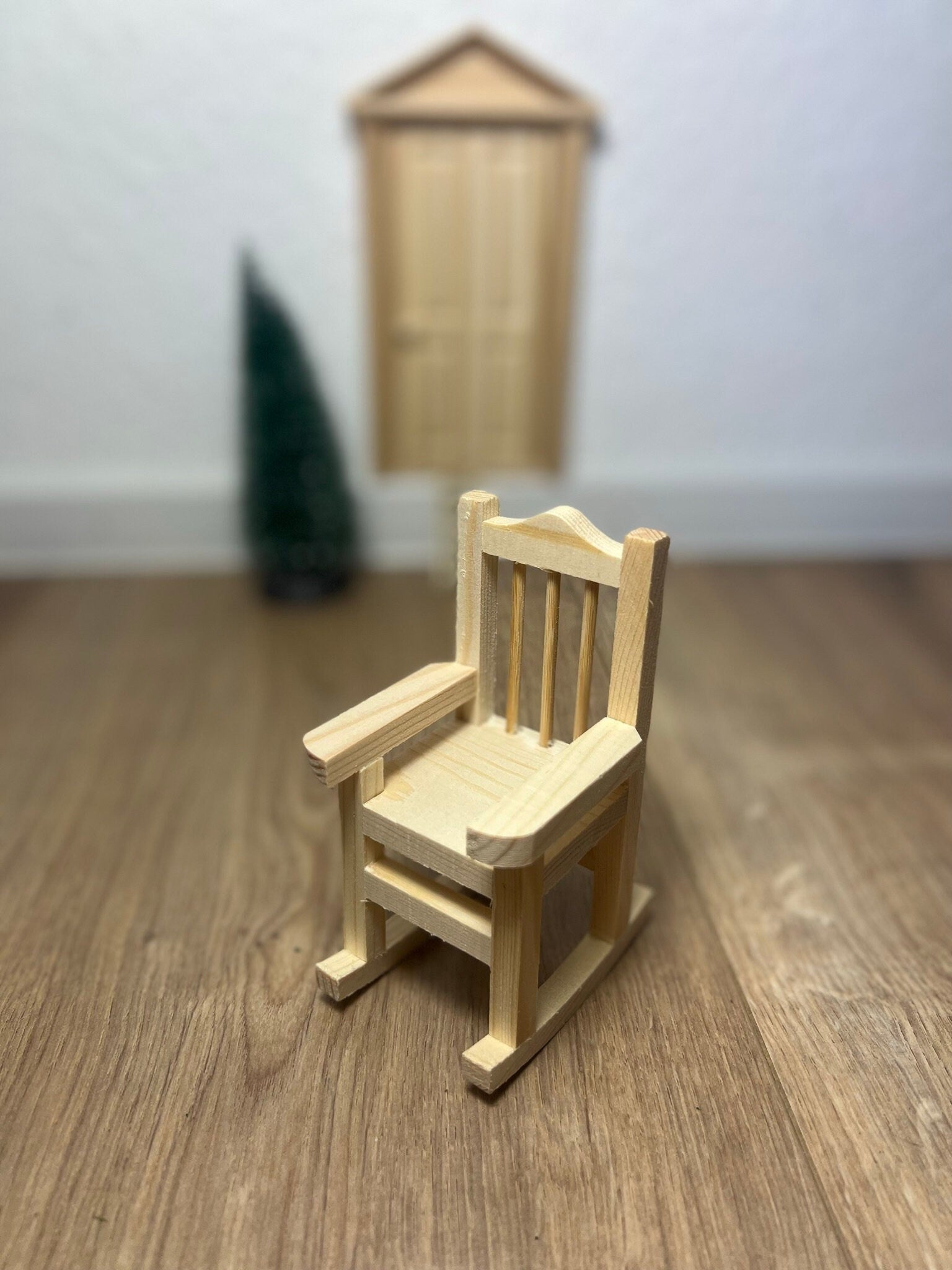 Wichtel Schaukelstuhl aus Holz Miniatur Größe 3,5 x 3,5 x 7 cm Möbelstück Stuhl