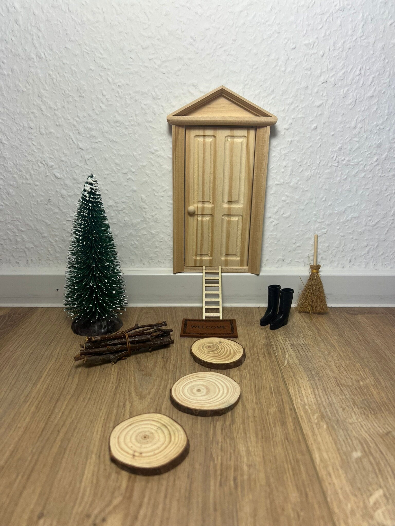 Wichtel Zubehör Tannenbaum 15 cm Höhe in Grün - 3 Dimensional mit Schneehauch - Mini Weihnachtsbaum
