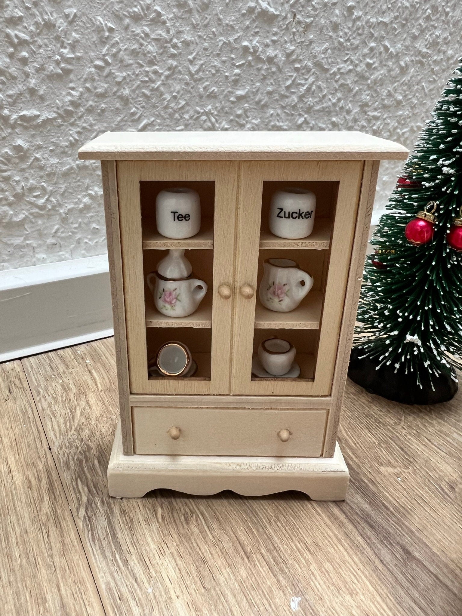 Wichtel Schrank in Miniaturgröße Größe 7,8x3,2x11,6 cm Holzschrank Küchenschrank Vitrine