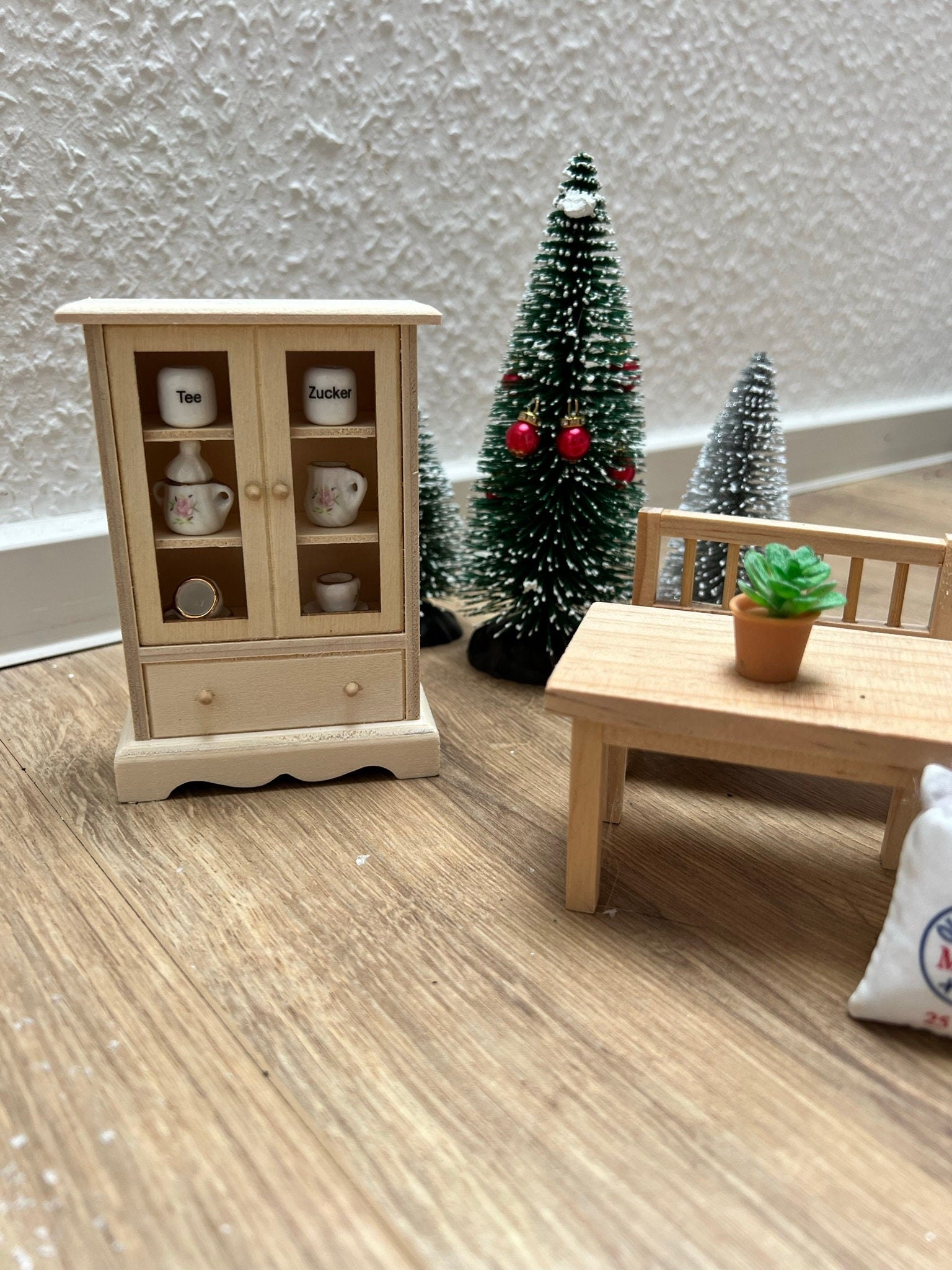 Wichtel Schrank in Miniaturgröße Größe 7,8x3,2x11,6 cm Holzschrank Küchenschrank Vitrine