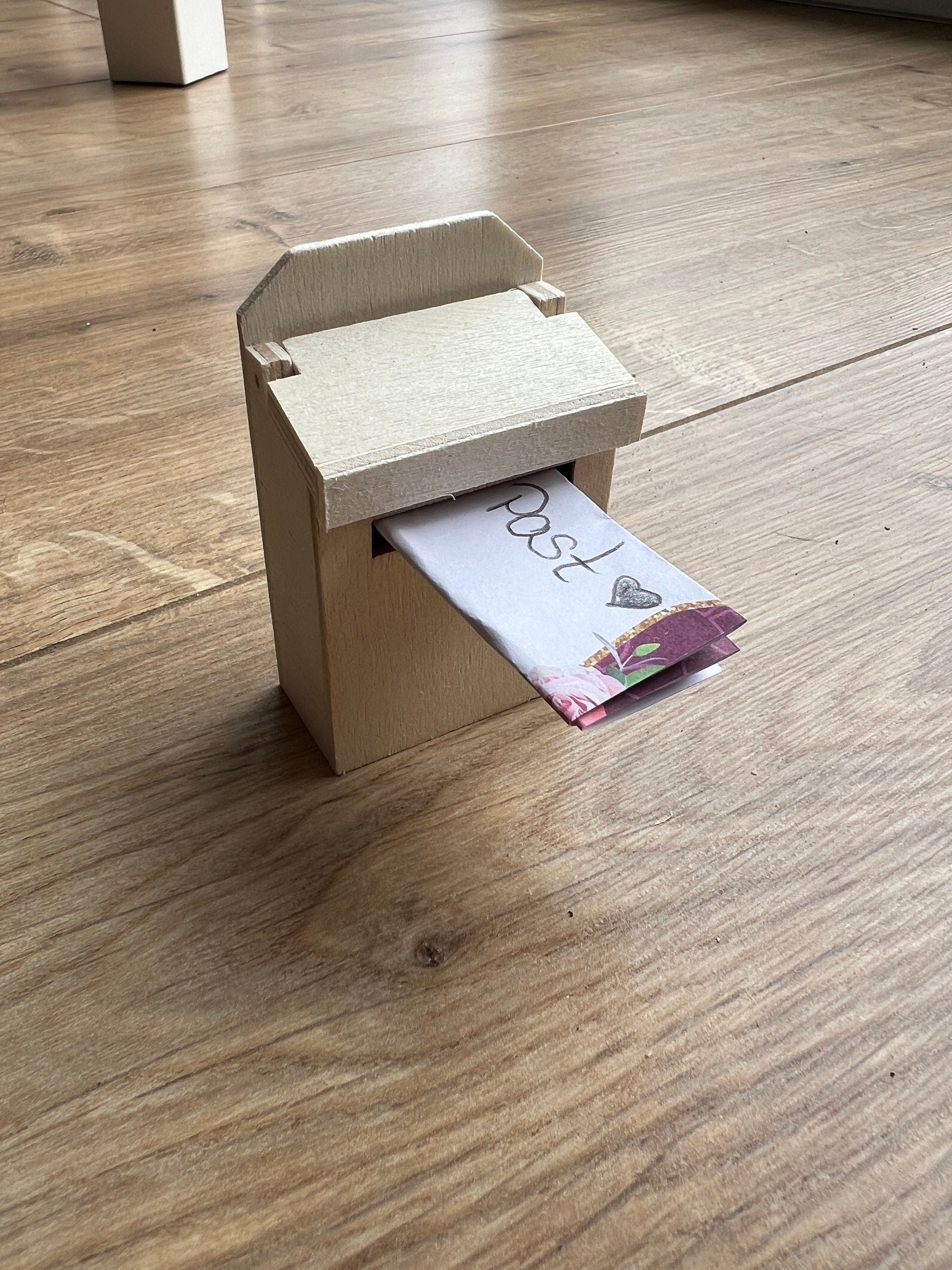 Briefkasten aus Holz in Naturoptik für Wichteltüre Miniatur Größe 4,6x6,9x2,6 cm