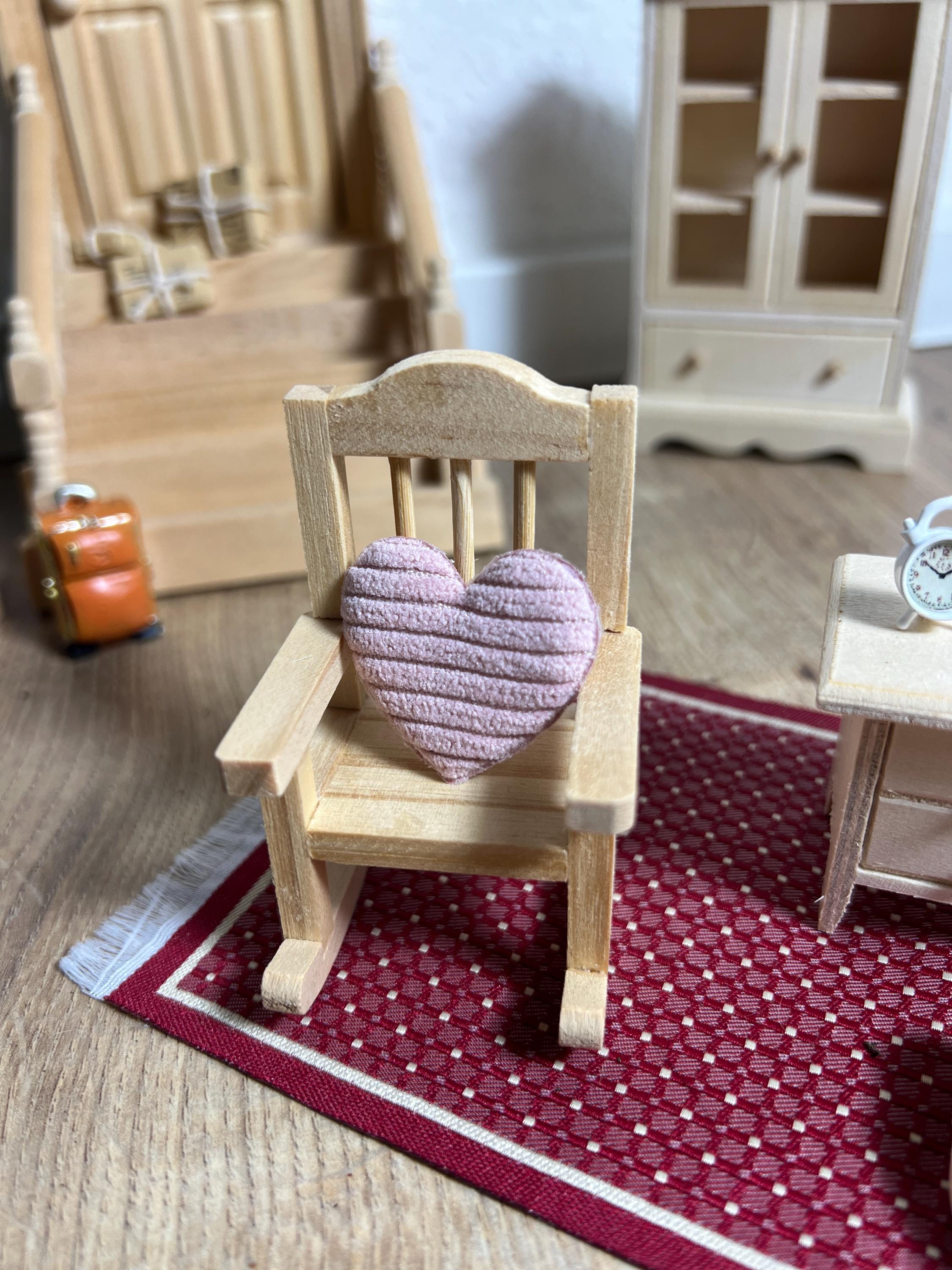 Wichtel Zubehör Kissen in Herzform in Rosa Miniatur Größe: 3,5 cm Kopfkissen Wohnzimmer Dekoration Zubehör