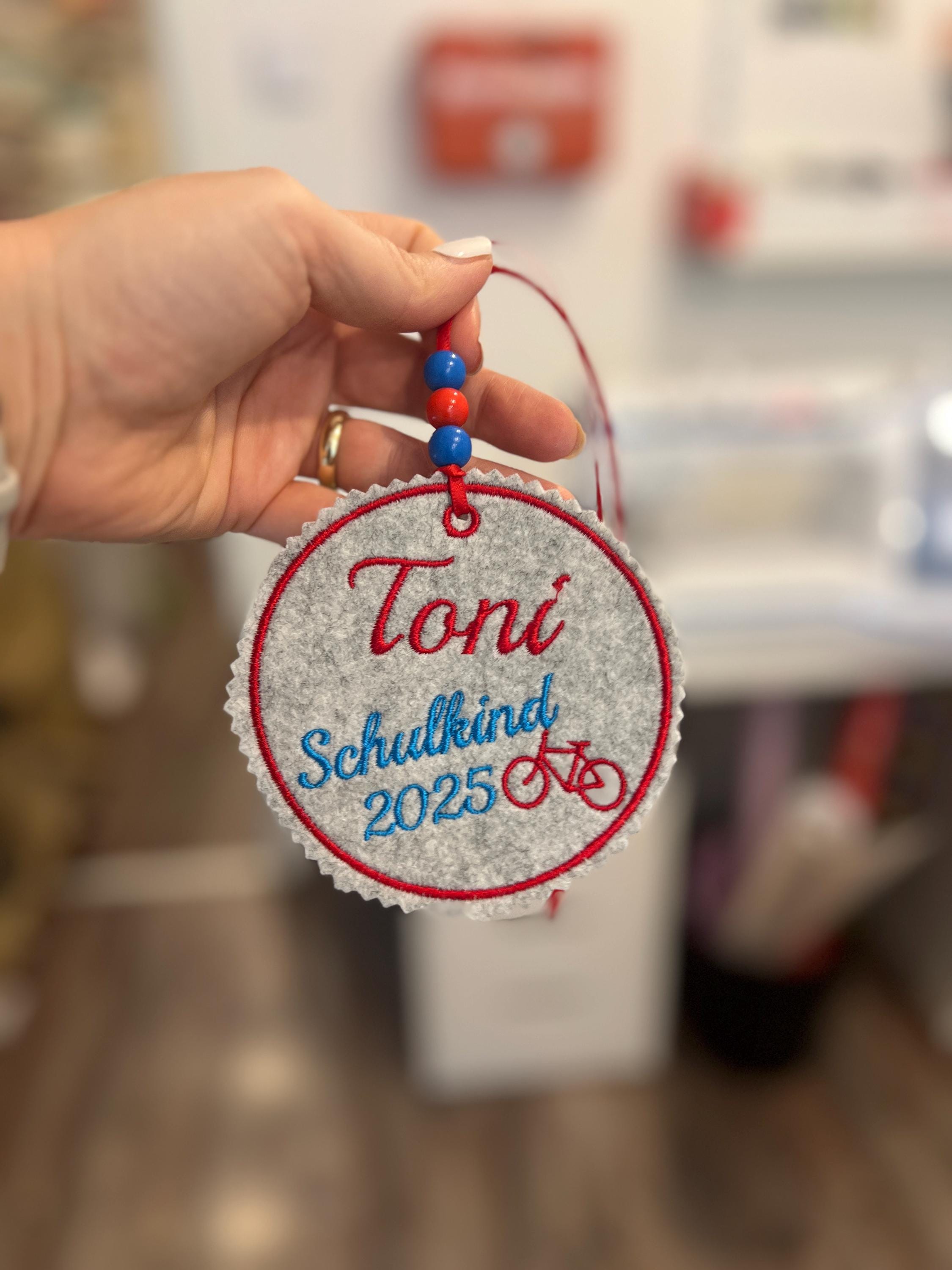 Personalisierter Anhänger für Schultüte |mit Name und Motiv hochwertig bestickt | zum Befestigen an der Schultüte oder Schulranzen Tornister