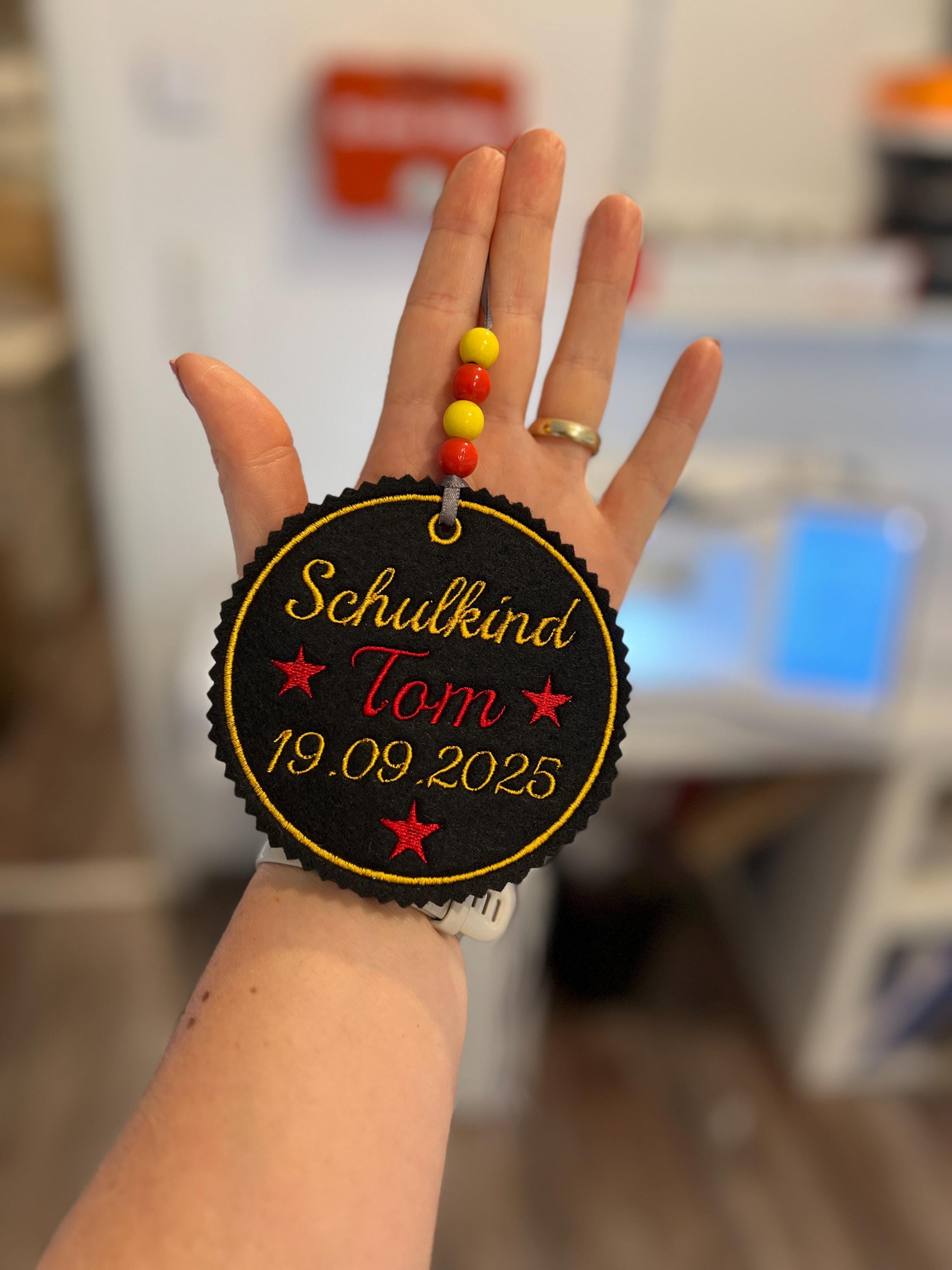 Personalisierter Anhänger für Schultüte |mit Name des Kindes und Datum der Einschulung hochwertig bestickt | zum Befestigen an Schultüte