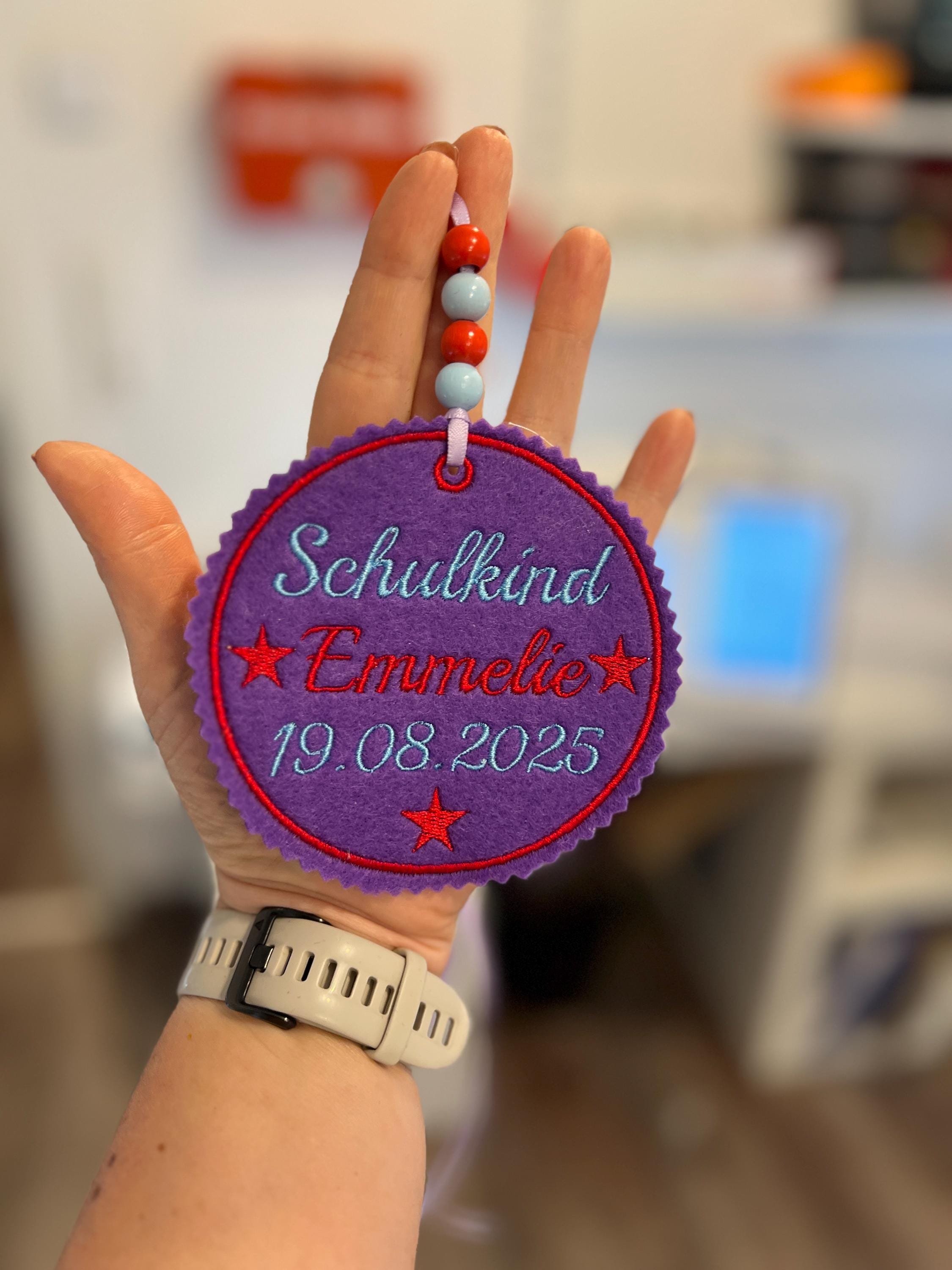 Personalisierter Anhänger für Schultüte |mit Name des Kindes und Datum der Einschulung hochwertig bestickt | zum Befestigen an Schultüte