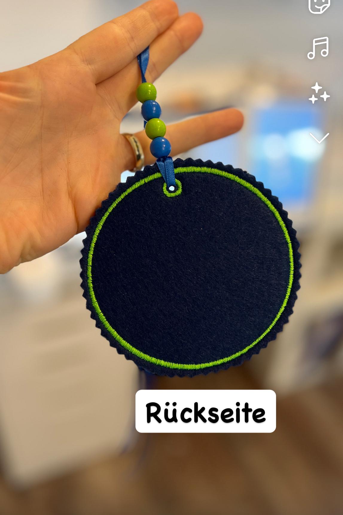 Personalisierter Anhänger für Schultüte |mit Name des Kindes und Datum der Einschulung hochwertig bestickt | zum Befestigen an Schultüte