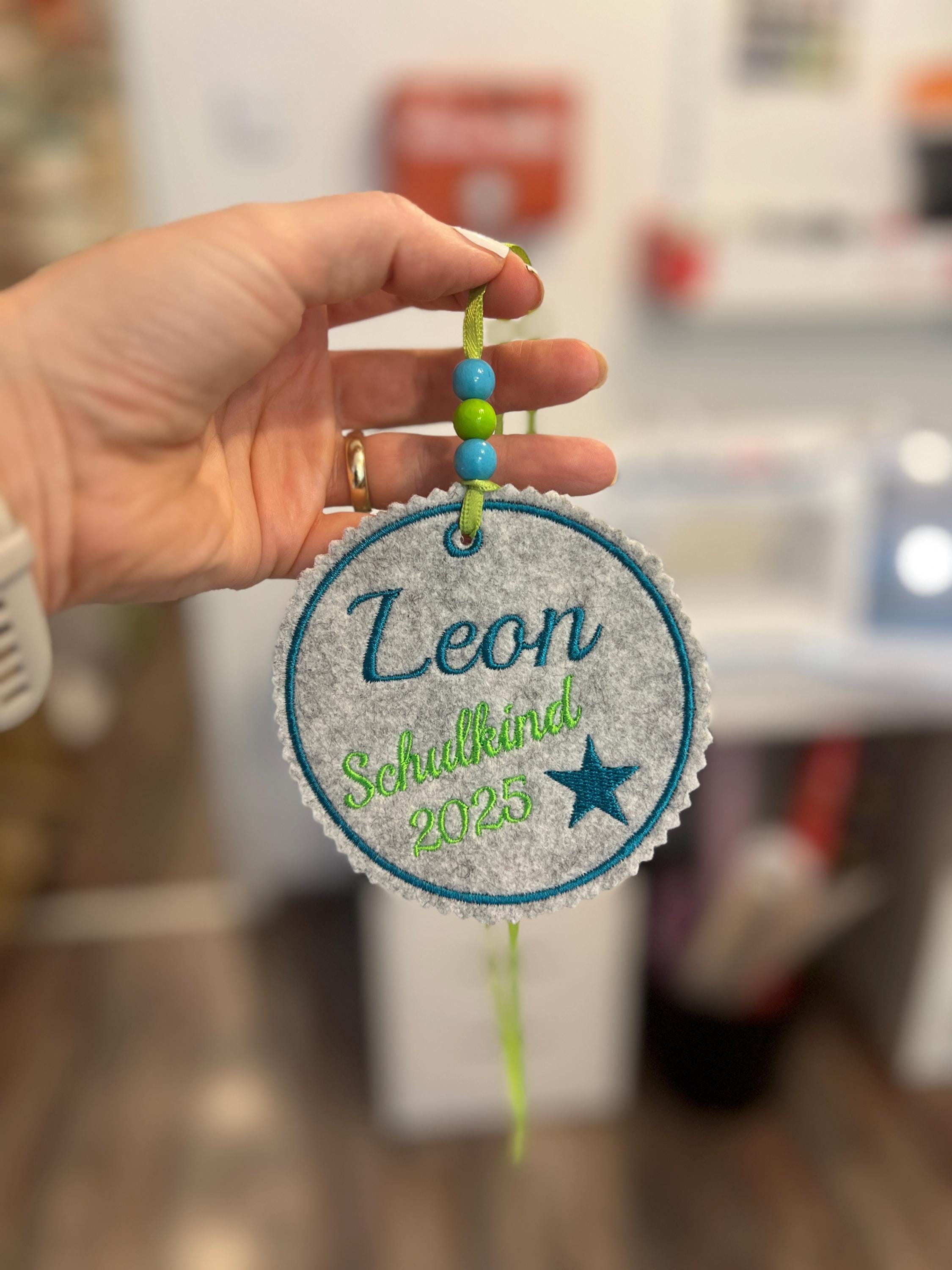 Personalisierter Anhänger für Schultüte |mit Name und Motiv hochwertig bestickt | zum Befestigen an der Schultüte mit Rückseite