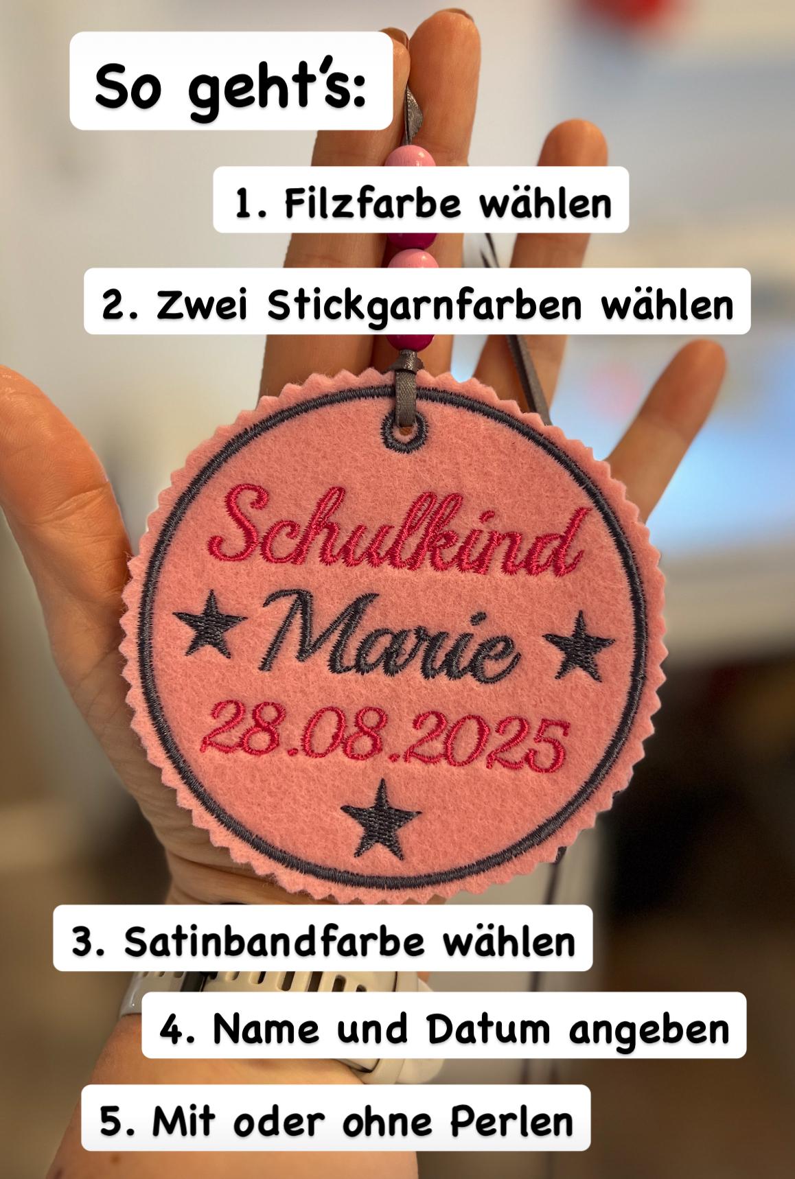 Personalisierter Anhänger für Schultüte |mit Name des Kindes und Datum der Einschulung hochwertig bestickt | zum Befestigen an Schultüte