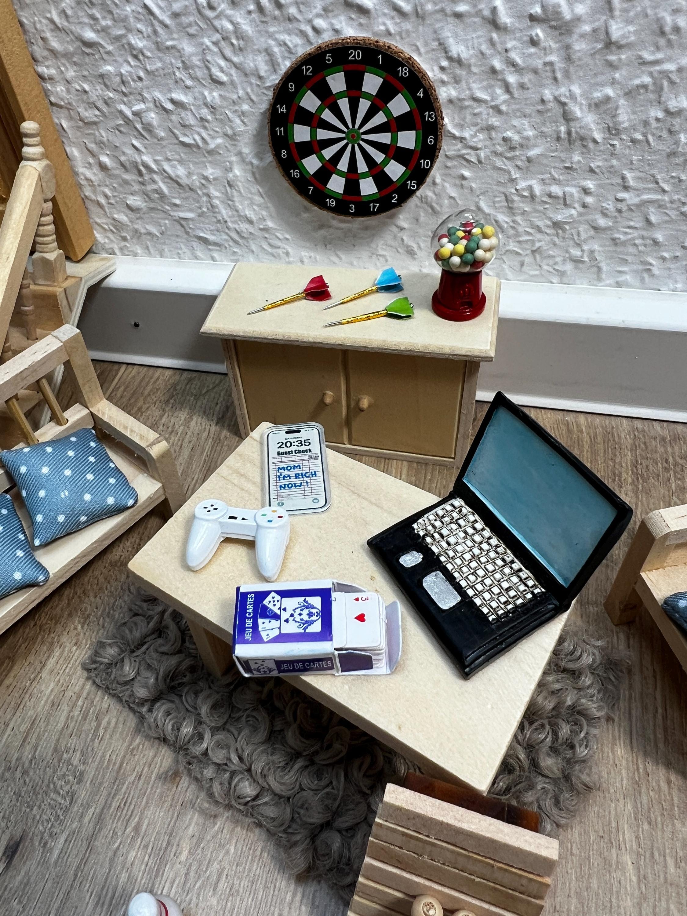 Wichtel Spielezimmer Miniatur Controller Laptop Handy Dart Kartenspiel Mau Mau Kaugummi Kegel
