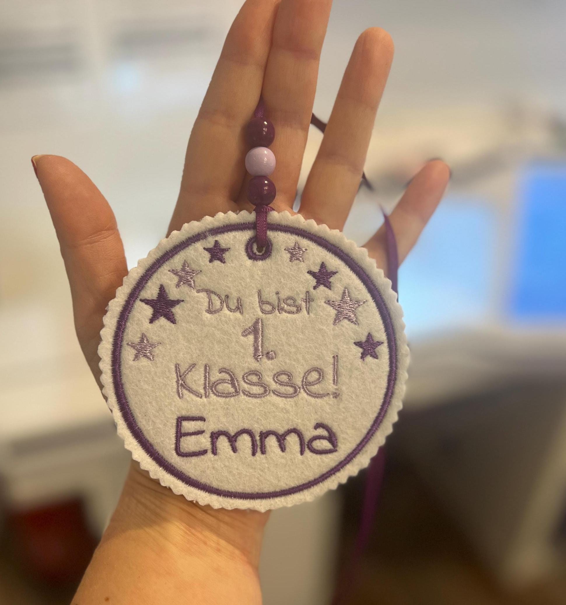 Personalisierter Anhänger für Schultüte | hochwertig bestickt | Geschenk Einschulung 2026