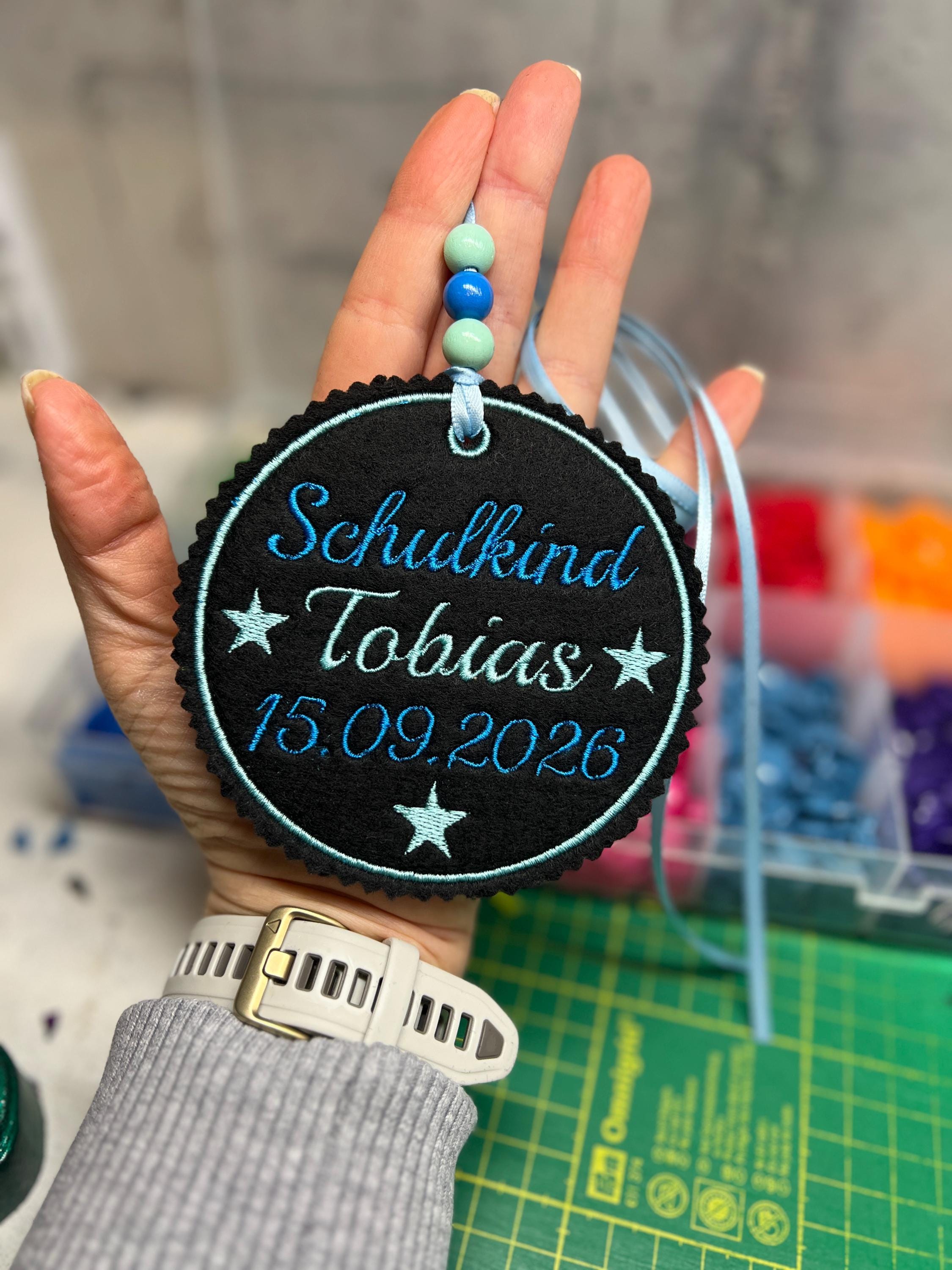 Personalisierter Anhänger für Schultüte |mit Name des Kindes und Datum der Einschulung hochwertig bestickt | zum Befestigen an Schultüte