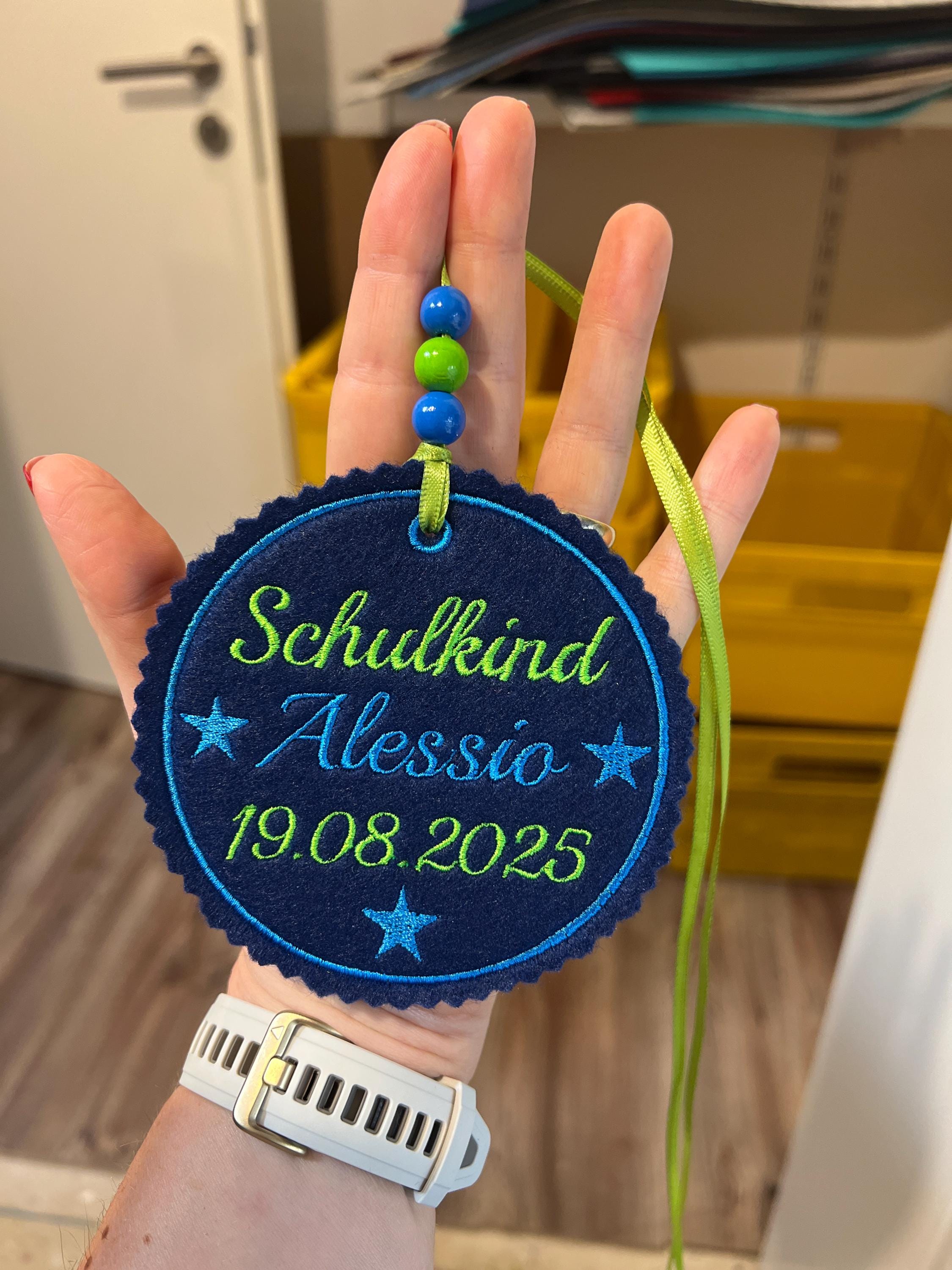Personalisierter Anhänger für Schultüte |mit Name des Kindes und Datum der Einschulung hochwertig bestickt | zum Befestigen an Schultüte