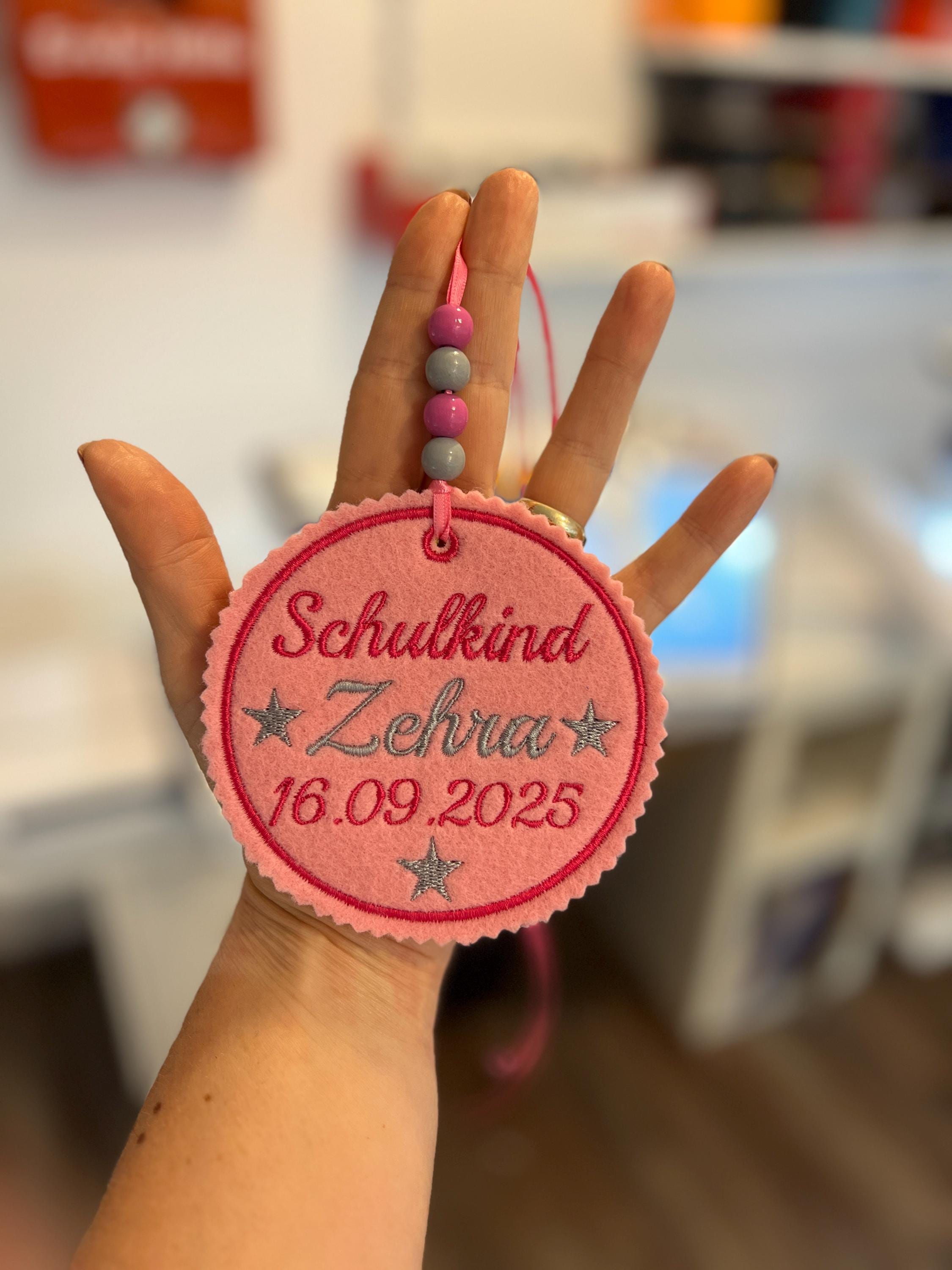 Personalisierter Anhänger für Schultüte |mit Name des Kindes und Datum der Einschulung hochwertig bestickt | zum Befestigen an Schultüte