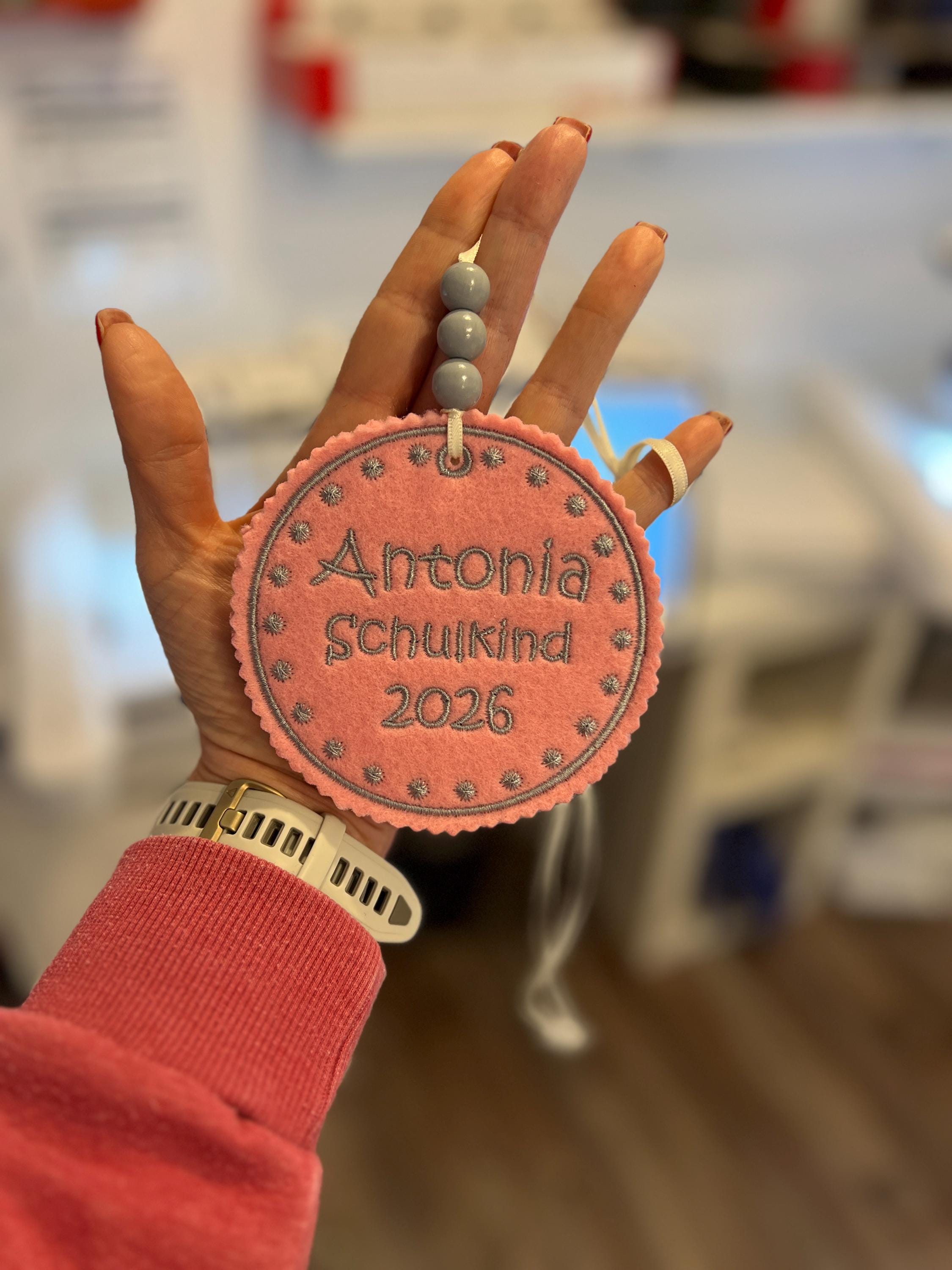 Personalisierter Anhänger für Schultüte | hochwertig bestickt | Geschenk Einschulung 2026