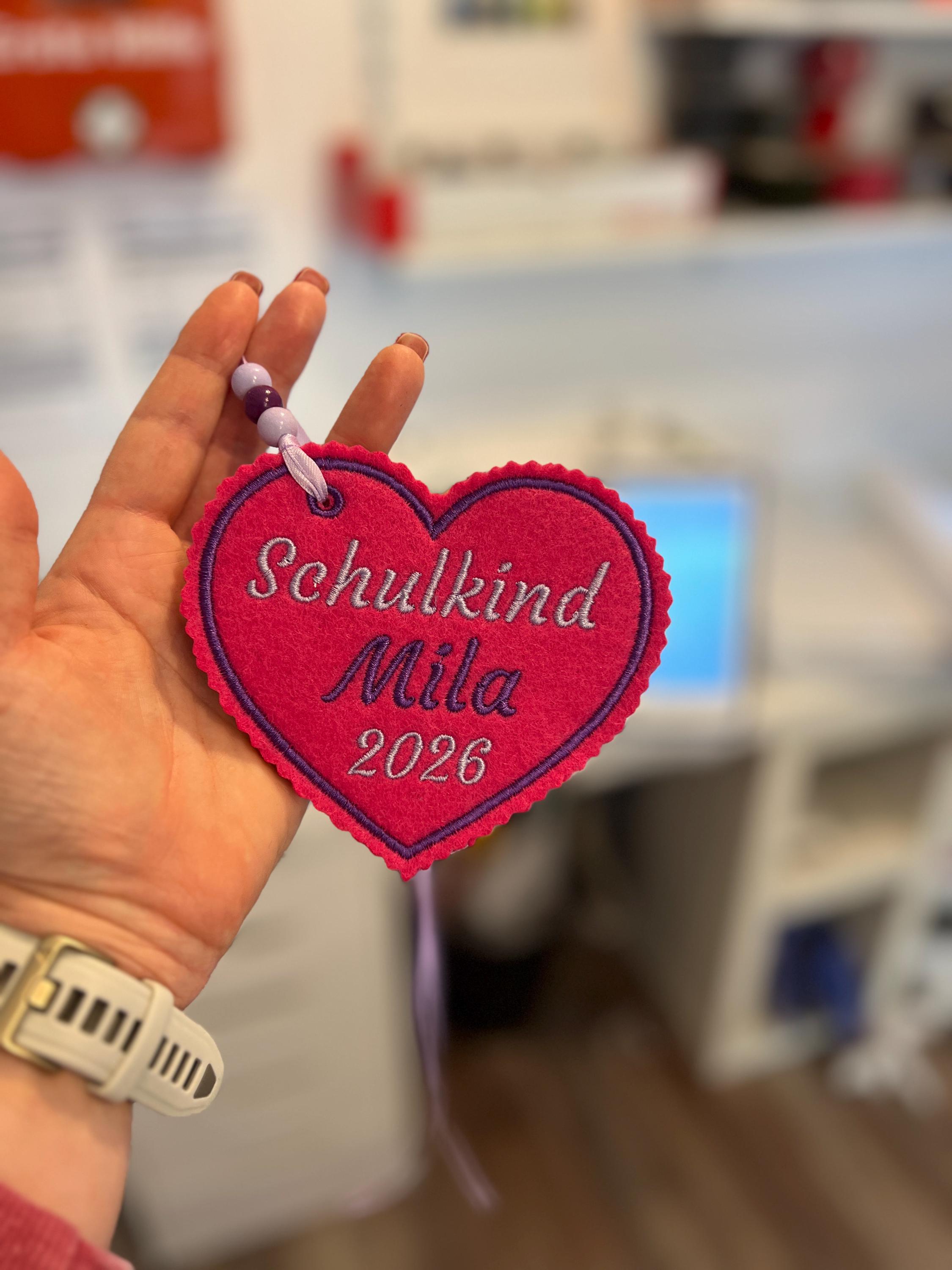 Herzanhänger für Schultüte aus Filz |mit Name hochwertig bestickt | zum Befestigen an der Schultüte für Schulkind 2026