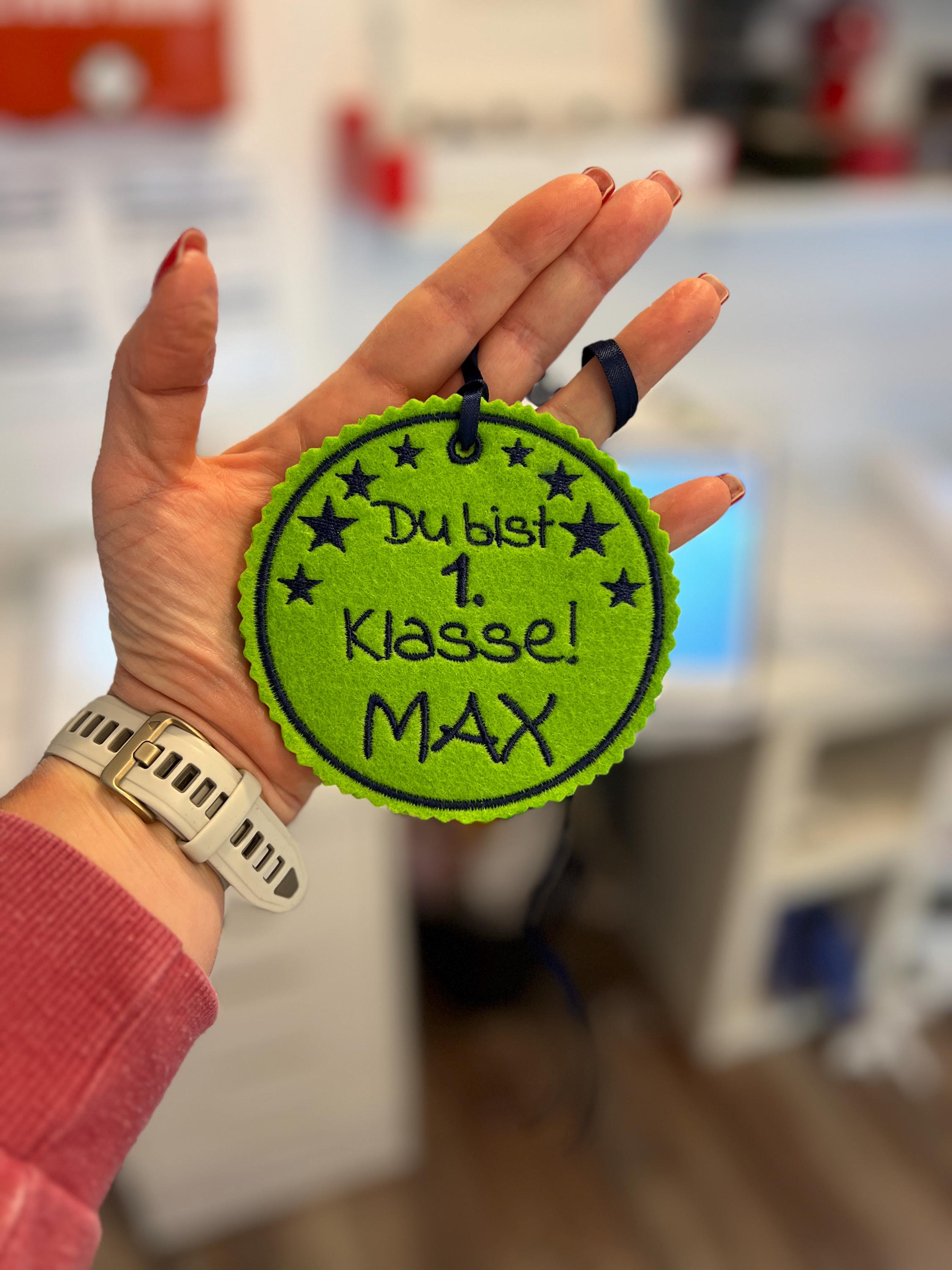 Personalisierter Anhänger für Schultüte | hochwertig bestickt | Geschenk Einschulung 2026