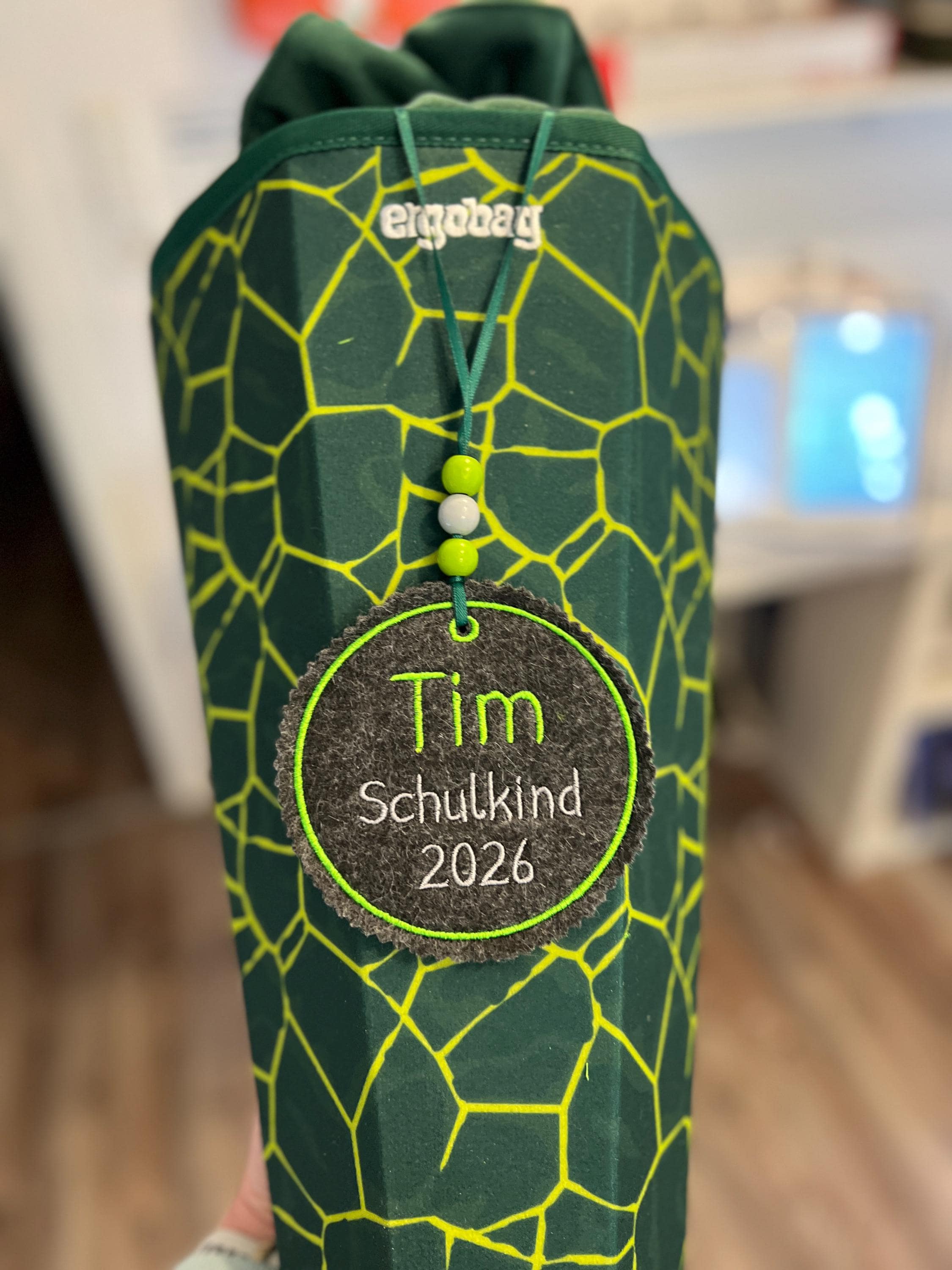 Personalisierter Anhänger für Schultüte |mit Name und Motiv hochwertig bestickt | zum Befestigen an der Schultüte oder Schulranzen Tornister