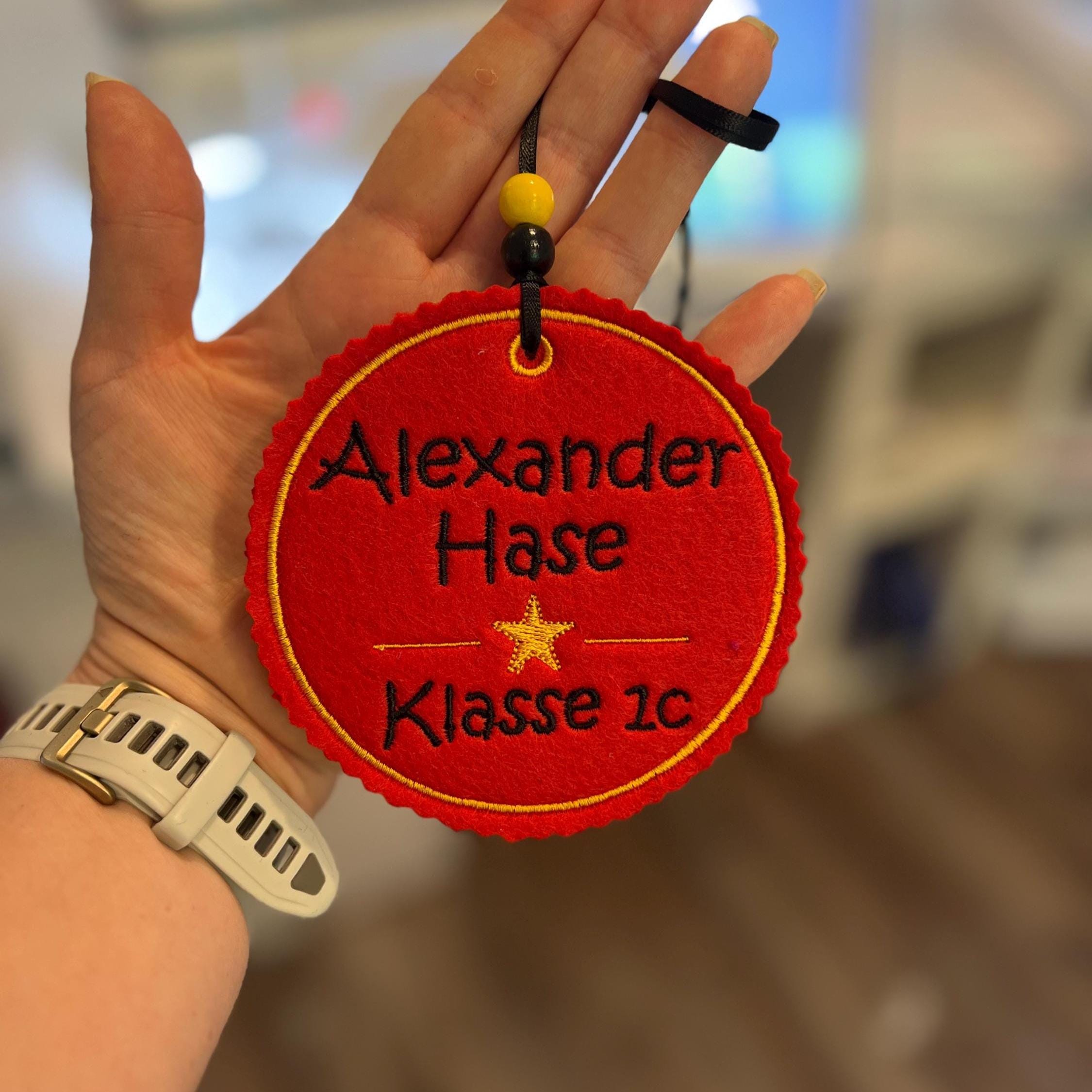 Schultütenanhänger mit Name und Klasse 1 hochwertig bestickt