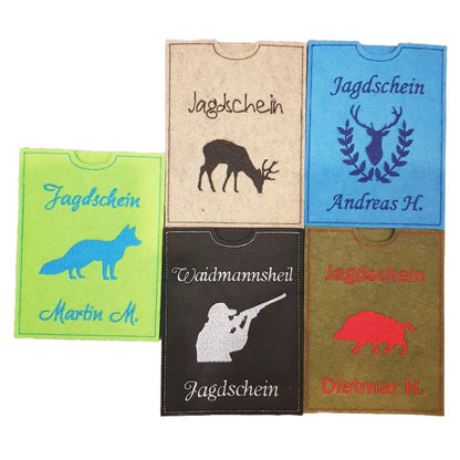 Jagdscheinhüllen aus Filz in fünf Farben mit Jagdmotiven und Namen