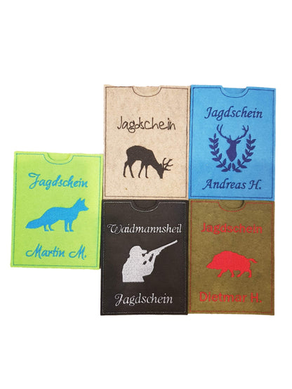 Bestickte Jagdscheinhüllen aus Filz mit Reh, Hirsch, Fuchs, Jäger und Wildschwein