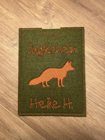 Jagdscheinhülle dunkelgrün mit Fuchs und Name Heike H. auf Holztisch