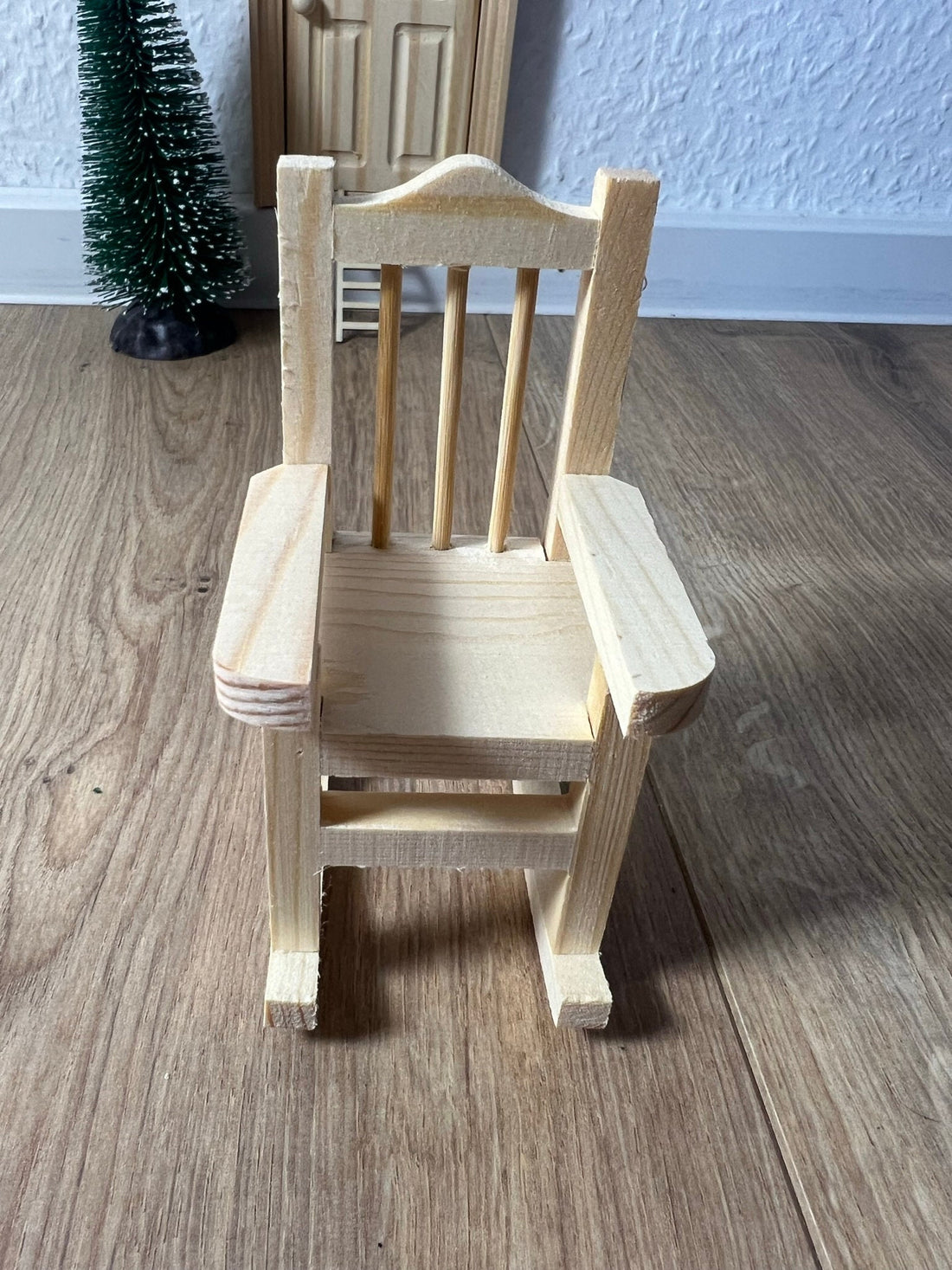 Wichtel Schaukelstuhl aus Holz Miniatur Größe 3,5 x 3,5 x 7 cm Möbelstück Stuhl