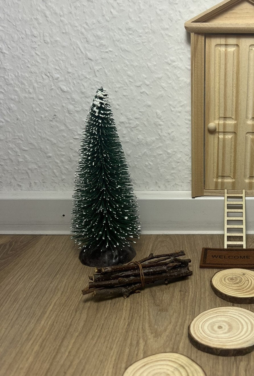 Wichtel Zubehör Tannenbaum 15 cm Höhe in Grün - 3 Dimensional mit Schneehauch - Mini Weihnachtsbaum