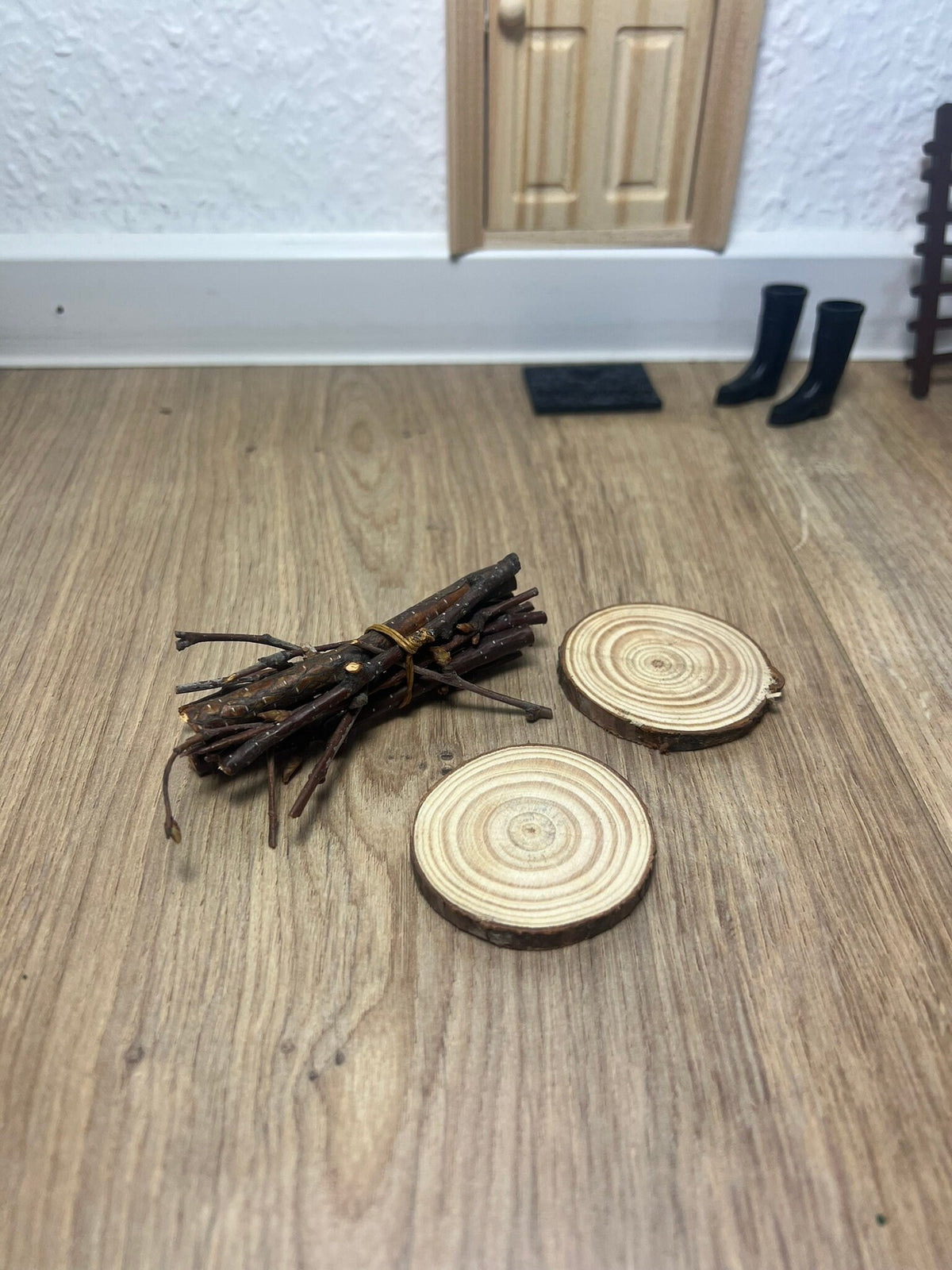 Wichtel Zubehör Reisig und Nadelholzscheibe - Deko - Miniatur