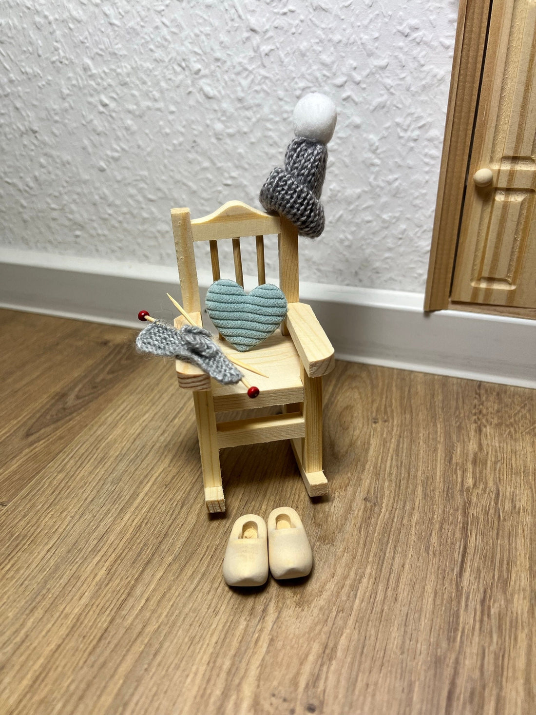 Wichtel KOMPLETTSET Schaukelstuhl mit Stricksachen Mütze und Holzschuhe Miniatur Set mit 5 Teilen