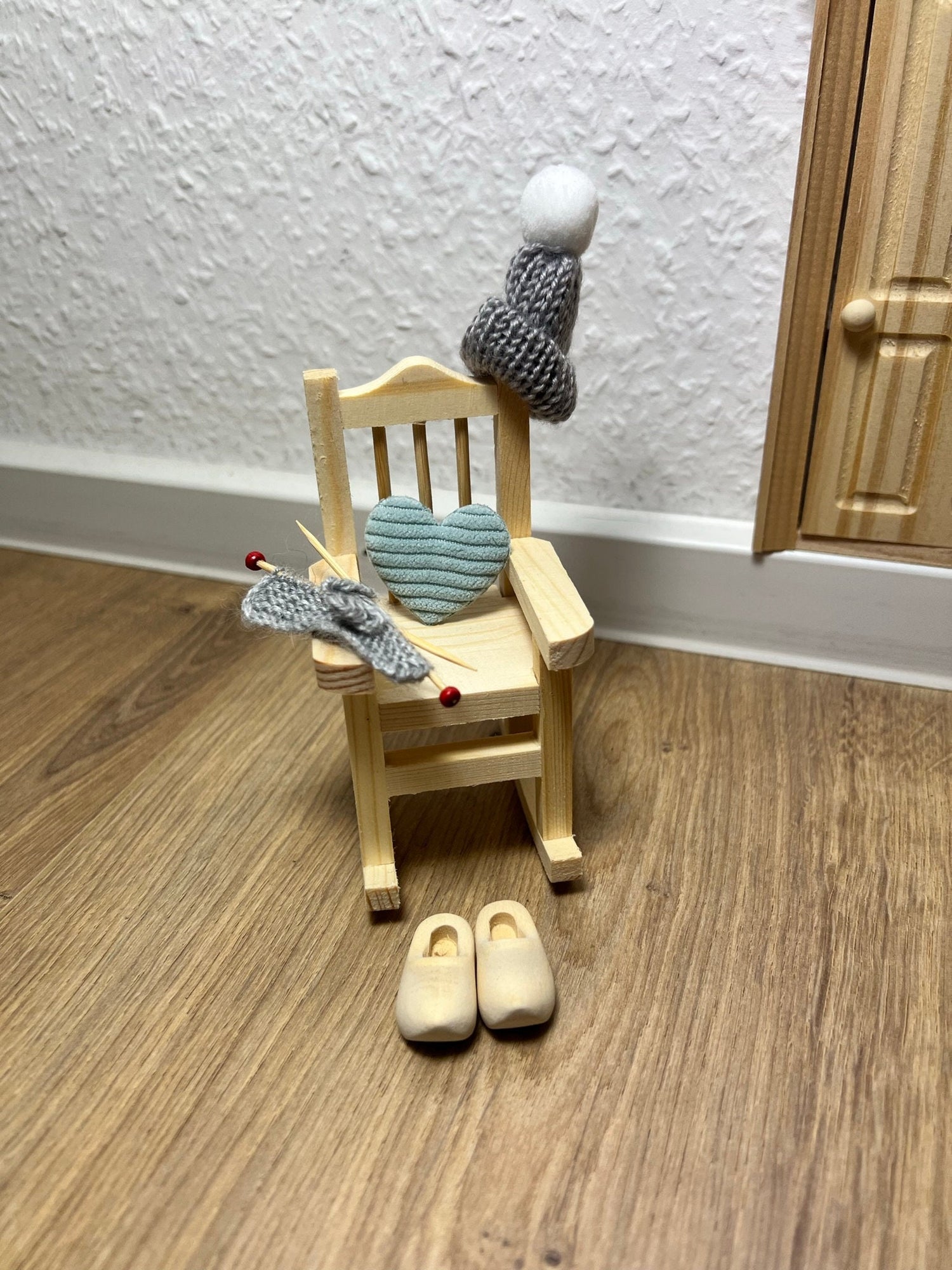 Wichtel KOMPLETTSET Schaukelstuhl mit Stricksachen Mütze und Holzschuhe Miniatur Set mit 5 Teilen
