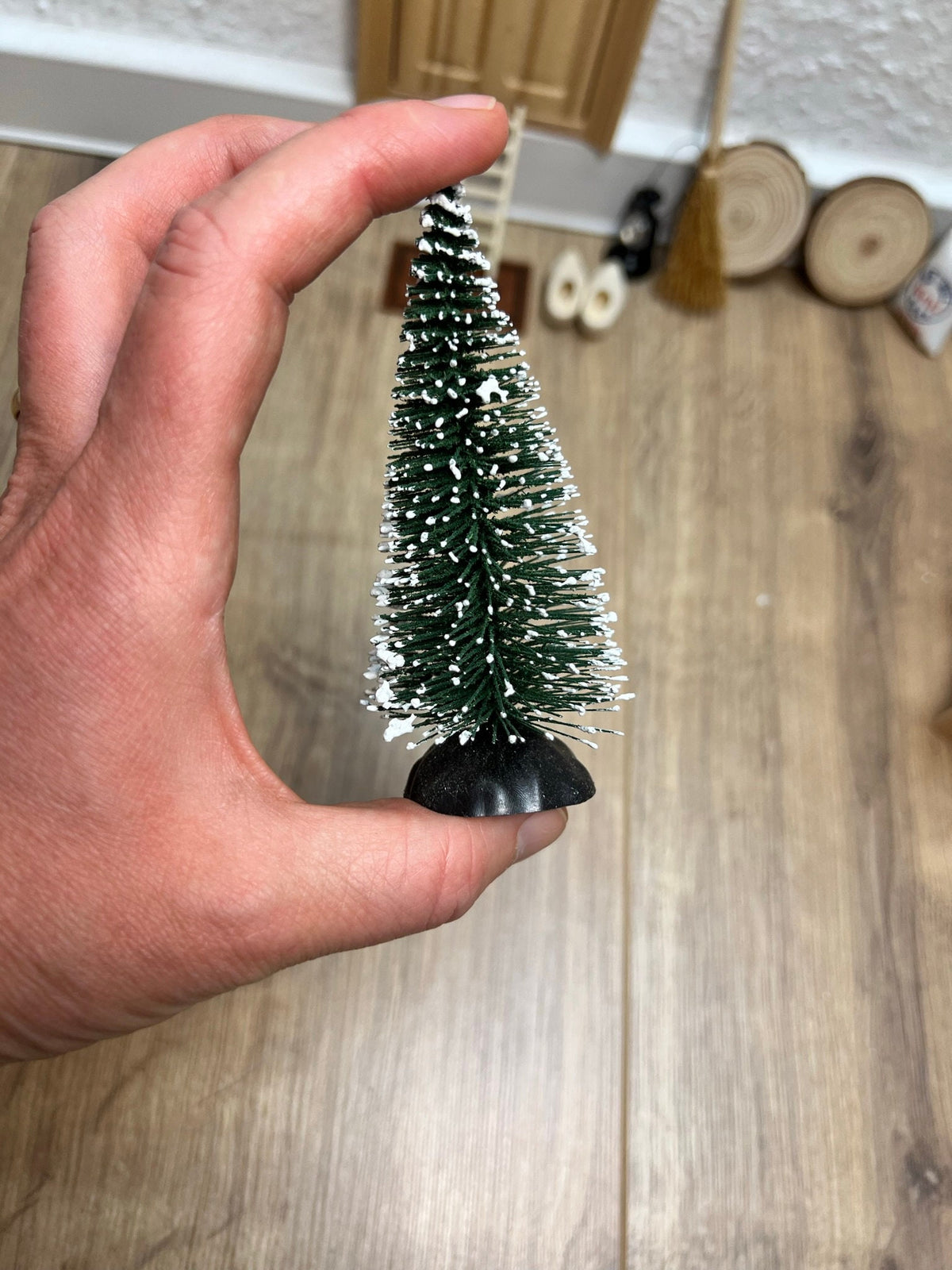 Wichtel Zubehör Tannenbaum 10 cm Höhe in Grün - 3 Dimensional mit Schneehauch - Mini Weihnachtsbaum