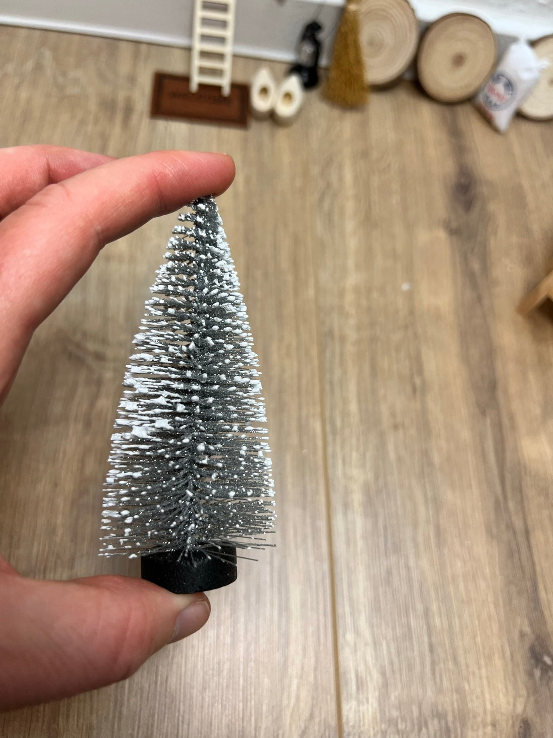 Wichtel Zubehör Tannenbaum in Silber ca. 10 cm Höhe - 3 Dimensional mit Schneehauch - Mini Weihnachtsbaum