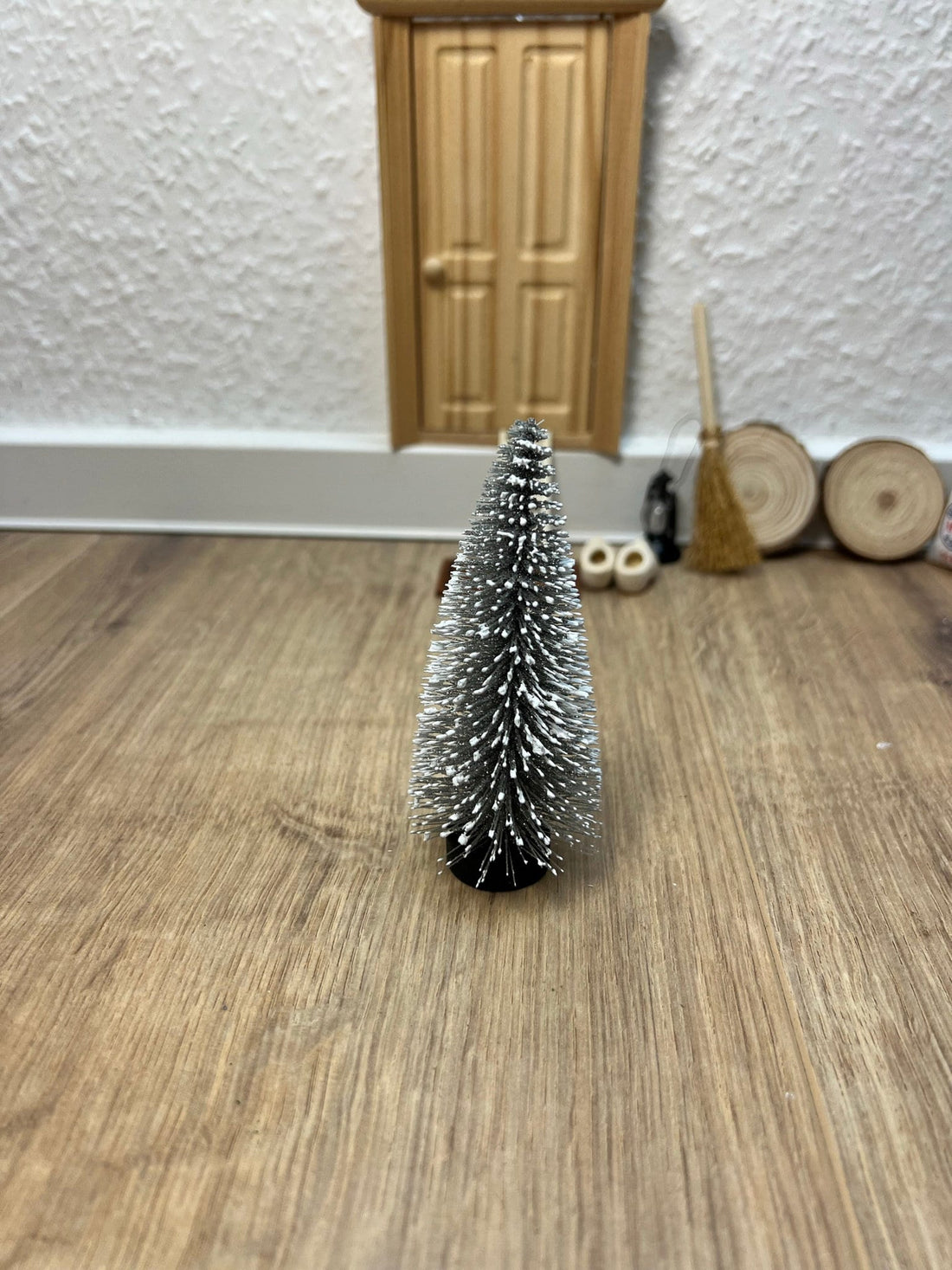 Wichtel Zubehör Tannenbaum in Silber ca. 10 cm Höhe - 3 Dimensional mit Schneehauch - Mini Weihnachtsbaum