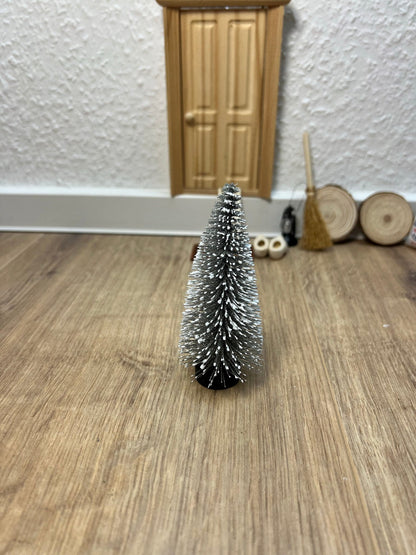 Wichtel Zubehör Tannenbaum in Silber ca. 10 cm Höhe - 3 Dimensional mit Schneehauch - Mini Weihnachtsbaum