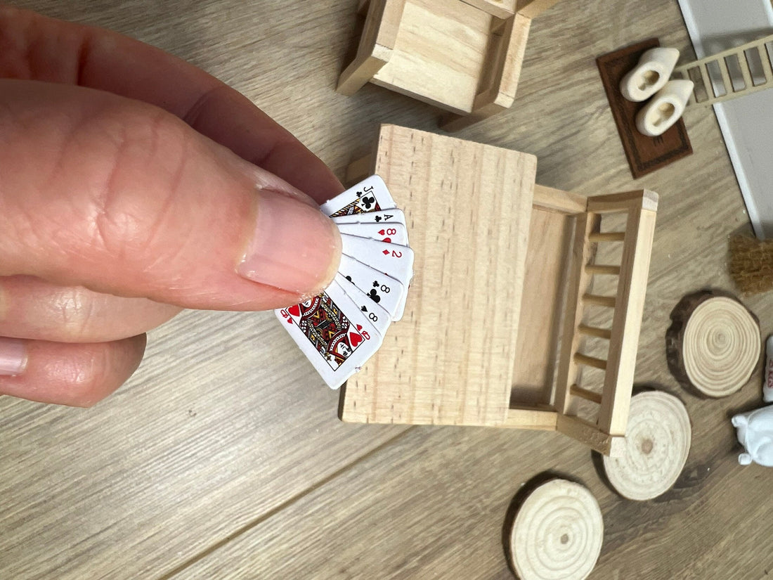 Wichtel Zubehör Miniatur Kartenset Spielkarten Mau Mau Poker in Schachtel ca. 25 Stück in der Größe ca. 1 cm x 1,4 cm