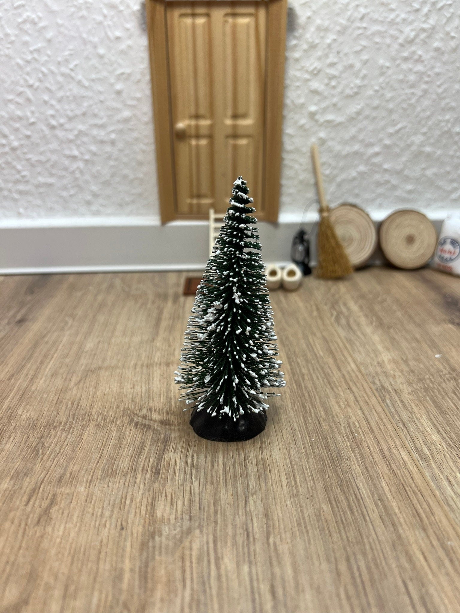 Wichtel Zubehör Tannenbaum 10 cm Höhe in Grün - 3 Dimensional mit Schneehauch - Mini Weihnachtsbaum