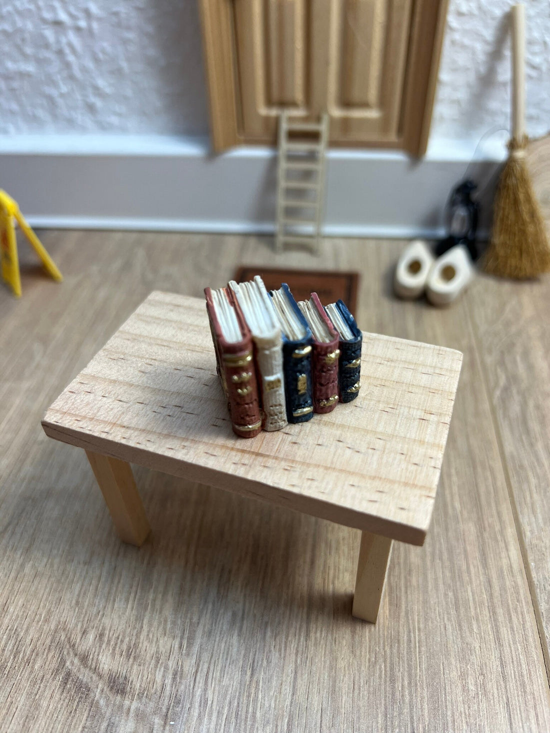 Wichtel Zubehör Buch - Bücher in Miniatur ca. 4 cm passend für ein Bücherregal