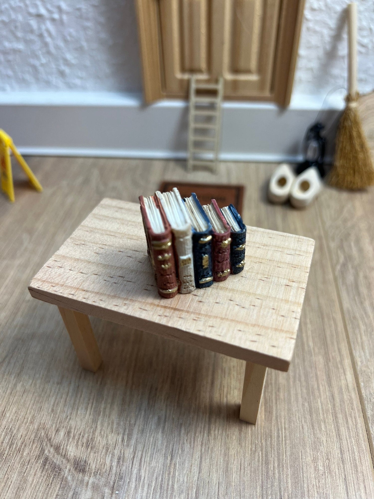 Wichtel Zubehör Buch - Bücher in Miniatur ca. 4 cm passend für ein Bücherregal