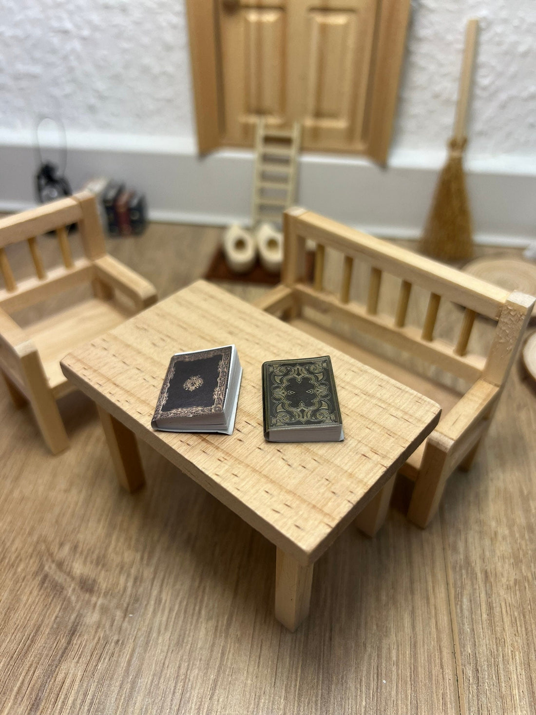 Wichtel Zubehör 2 Bücher im Miniformat zum Blättern hat einzelne Seiten und lässt sich aufschlagen ca. 1,5 x 2 cm groß Lektüre für Tomte