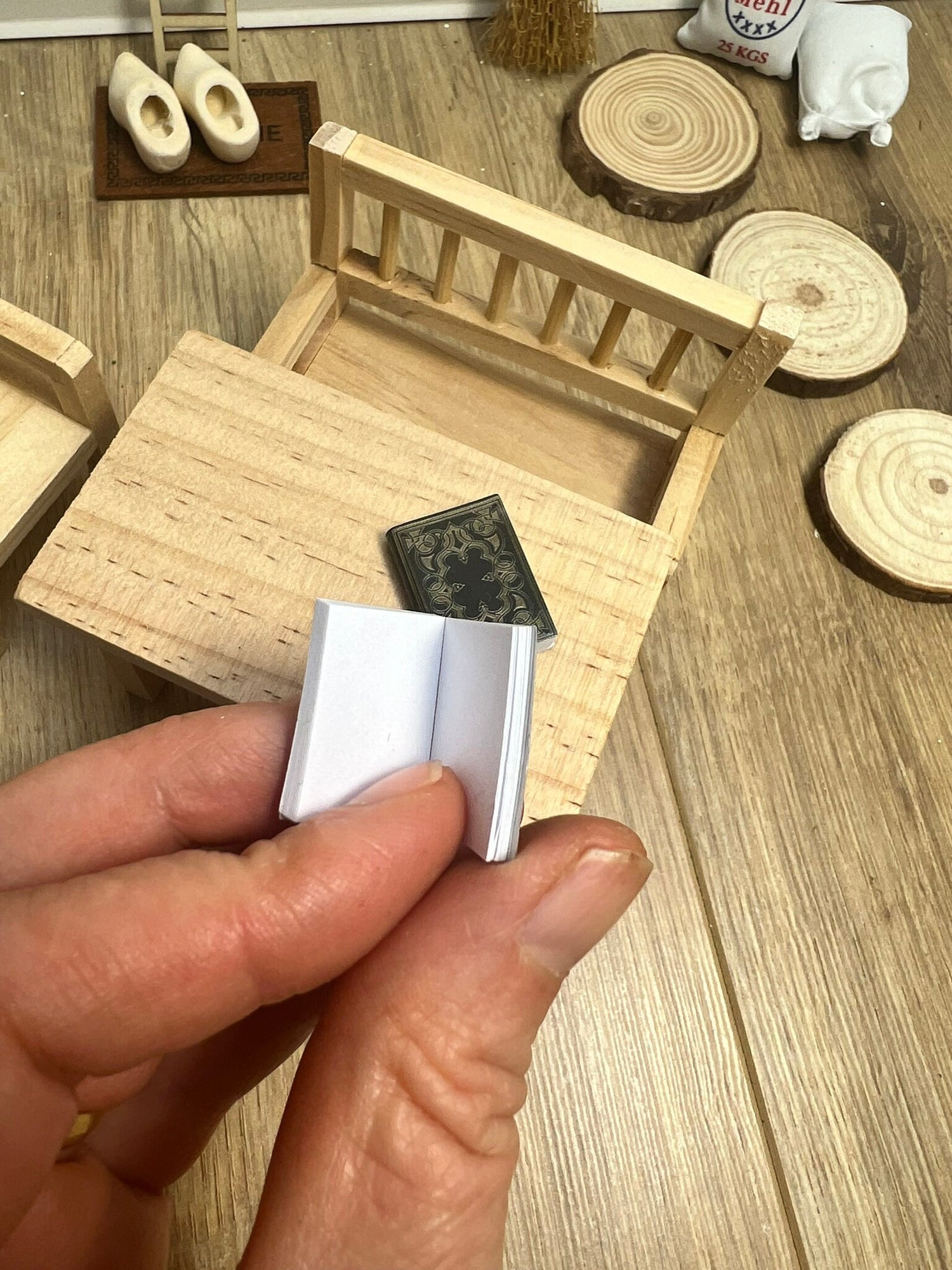 Wichtel Zubehör 2 Bücher im Miniformat zum Blättern hat einzelne Seiten und lässt sich aufschlagen ca. 1,5 x 2 cm groß Lektüre für Tomte