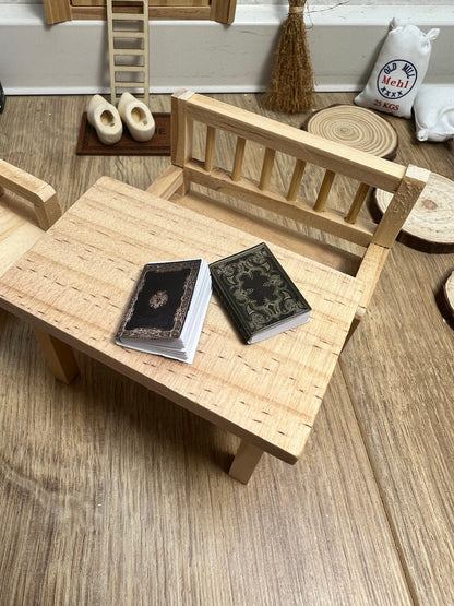 Wichtel Zubehör 2 Bücher im Miniformat zum Blättern hat einzelne Seiten und lässt sich aufschlagen ca. 1,5 x 2 cm groß Lektüre für Tomte