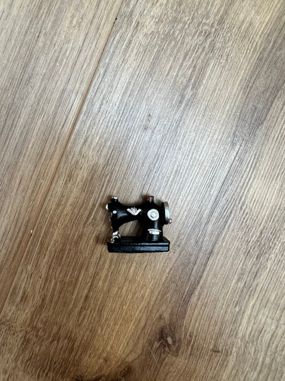 Wichtel Zubehör Nähmaschine Miniatur ca. 3 cm Handarbeit Zubehör Nähen