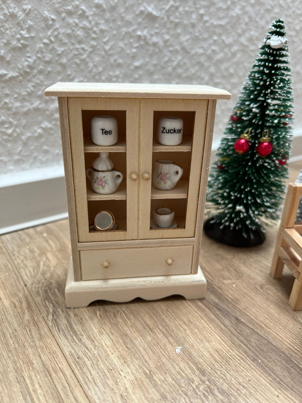 Wichtel Schrank in Miniaturgröße Größe 7,8x3,2x11,6 cm Holzschrank Küchenschrank Vitrine