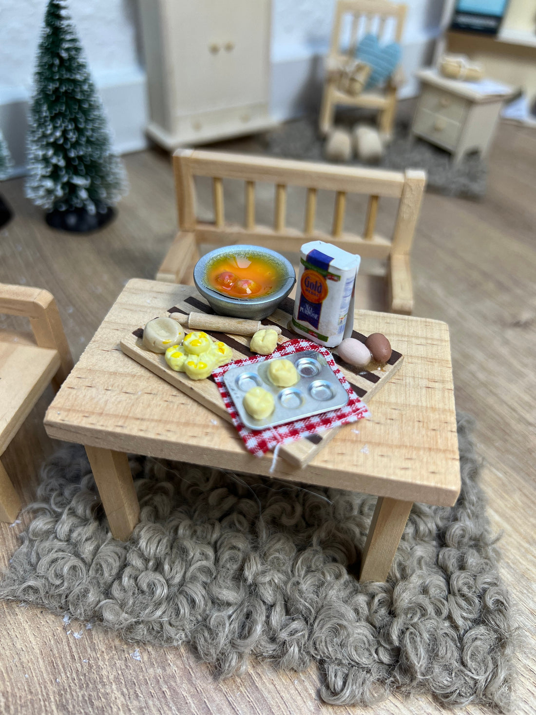 Wichtel Back-Set auf Tablett Zubehör Küchenutensilien Backen Größe: 5 x 3,8 x2,3 cm Mehl Rührschüssel Nudelholz Brötchen Eier