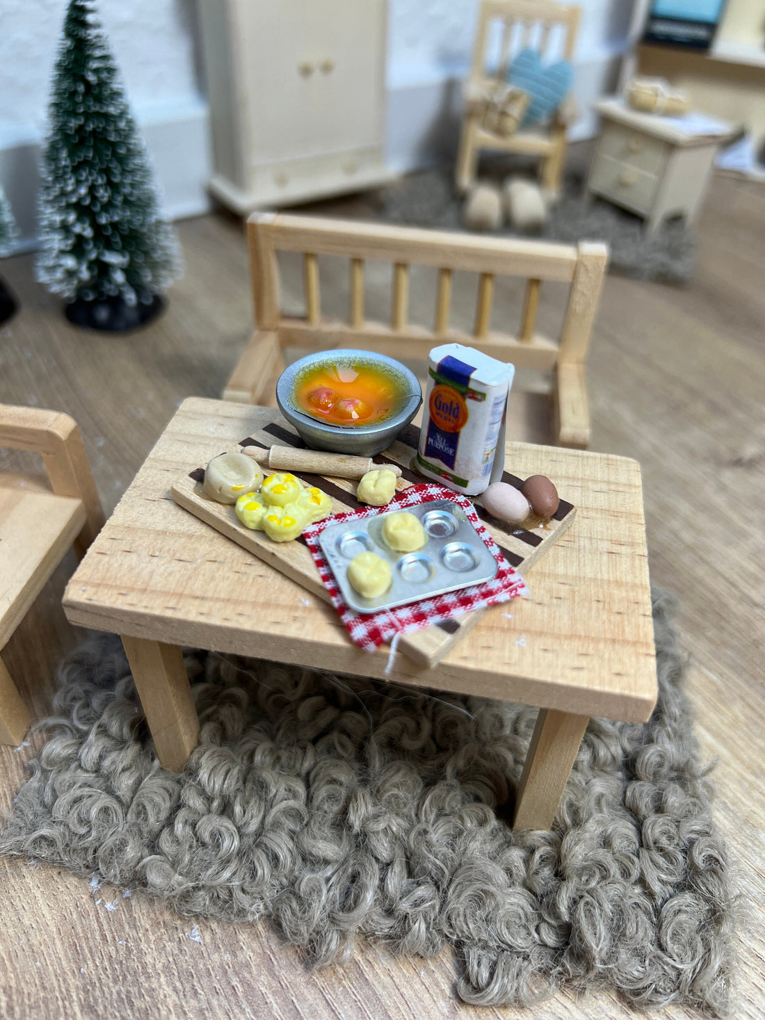 Wichtel Back-Set auf Tablett Zubehör Küchenutensilien Backen Größe: 5 x 3,8 x2,3 cm Mehl Rührschüssel Nudelholz Brötchen Eier