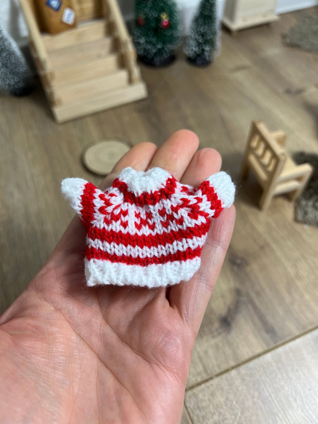 Wichtel Pullover Rot aus Wolle Miniatur Norweger Pulli Kleidung Kleidungsstück Minipullover Größe ca. 3 x 5 cm